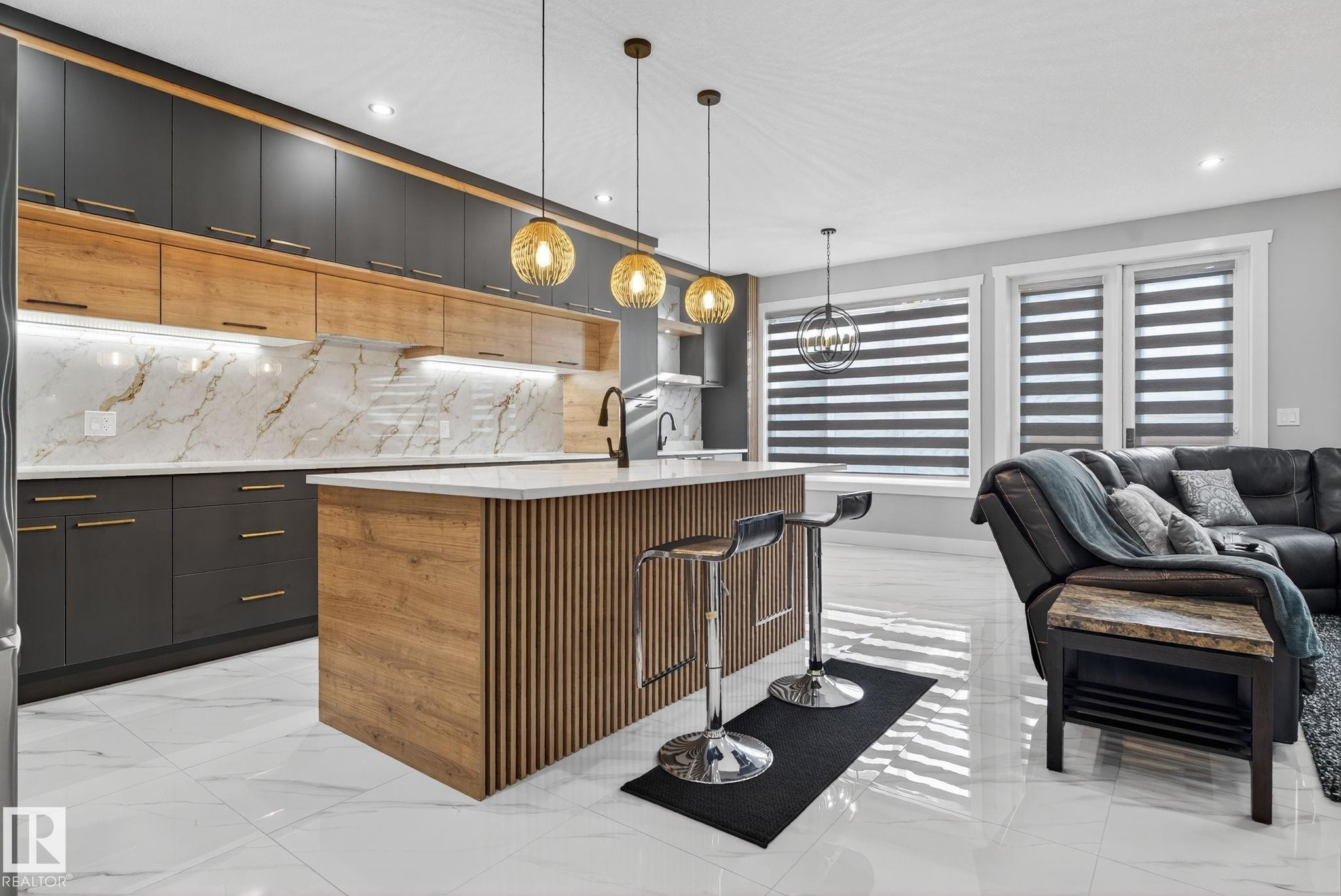 1815 17 Avenue, Edmonton, AB - Indoor Photo Showing Kitchen With Upgraded Kitchen