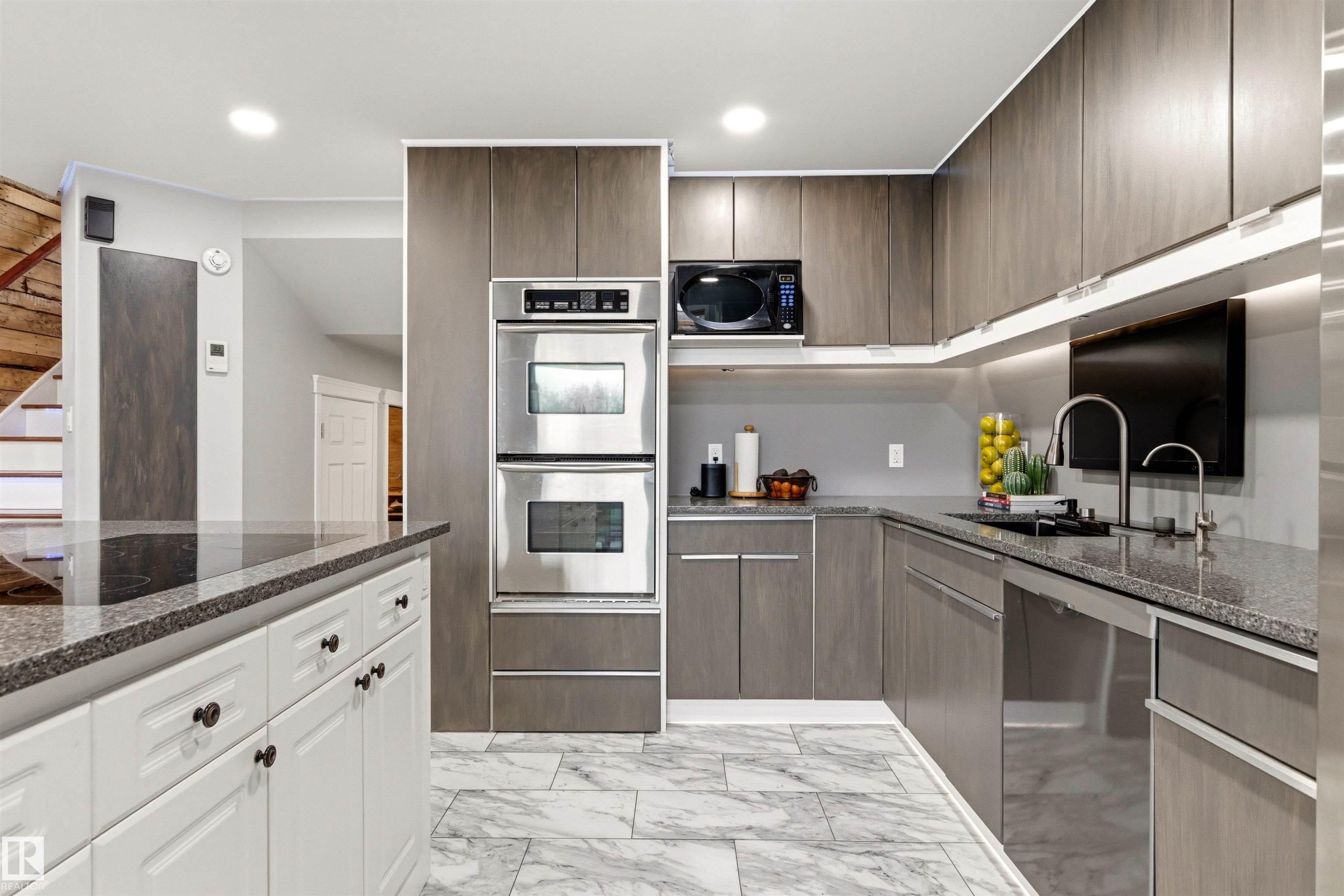 46 Hillcrest Place, St. Albert, AB - Indoor Photo Showing Kitchen With Upgraded Kitchen