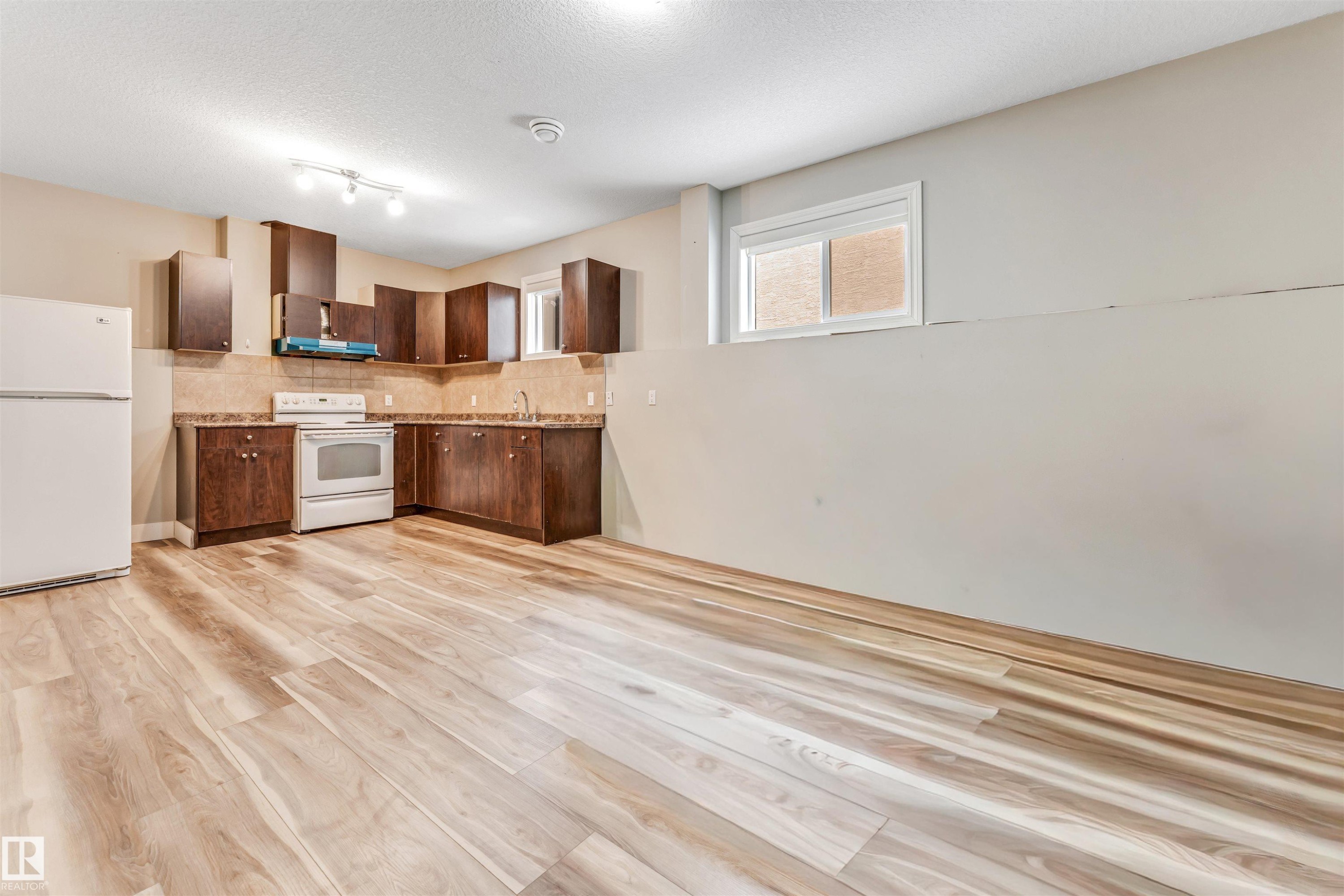 3228 18 St, Edmonton, AB - Indoor Photo Showing Kitchen