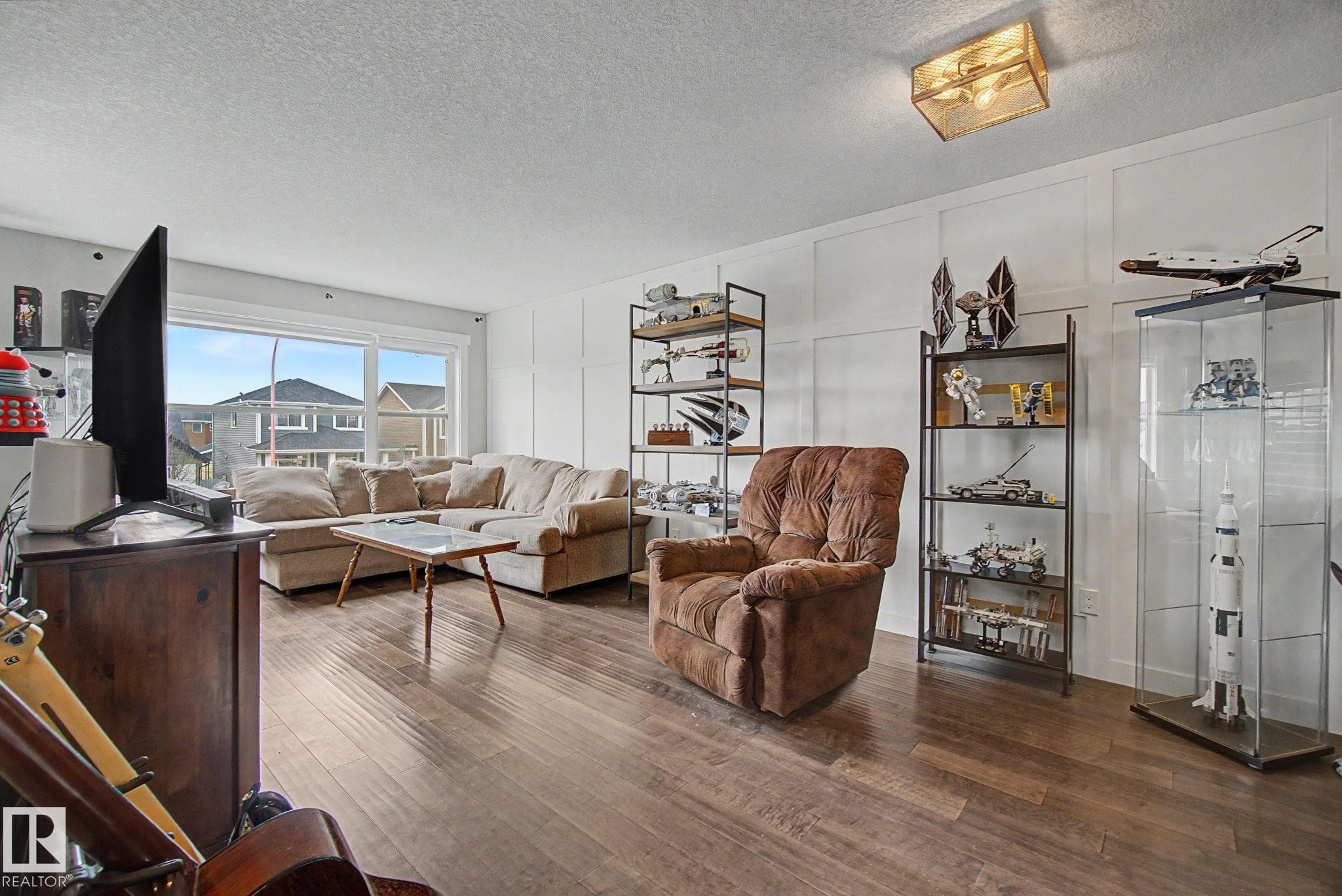 121 401 Southfork Drive, Leduc, AB - Indoor Photo Showing Living Room