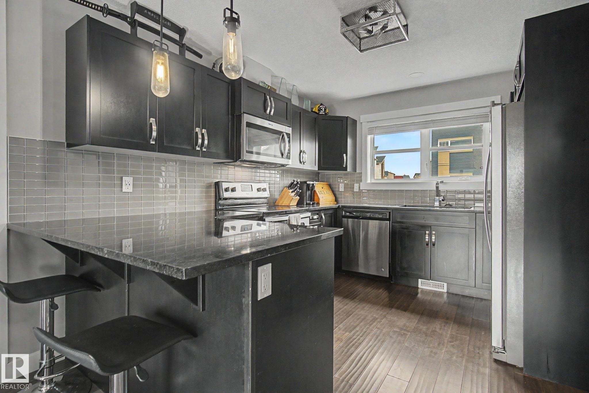 121 401 Southfork Drive, Leduc, AB - Indoor Photo Showing Kitchen With Upgraded Kitchen