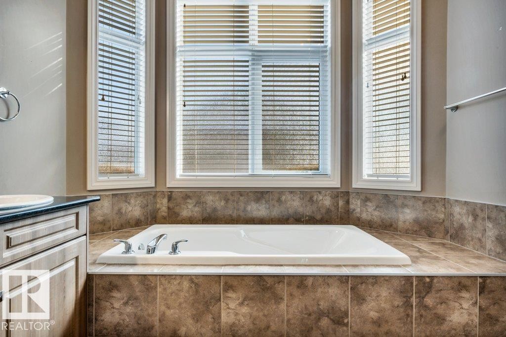 17 12610 15 Avenue, Edmonton, AB - Indoor Photo Showing Bathroom
