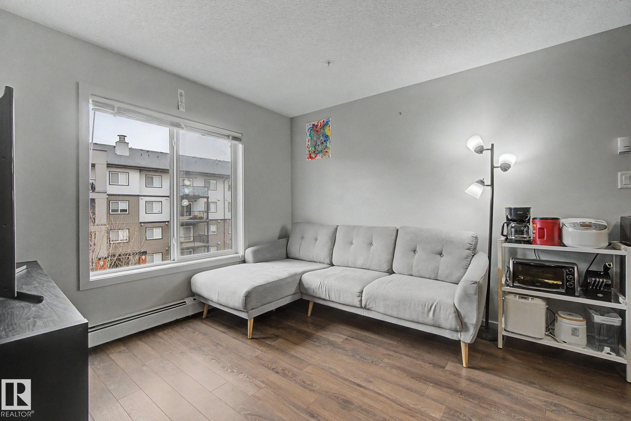 330 390 Windermere Rd, Edmonton, AB - Indoor Photo Showing Living Room