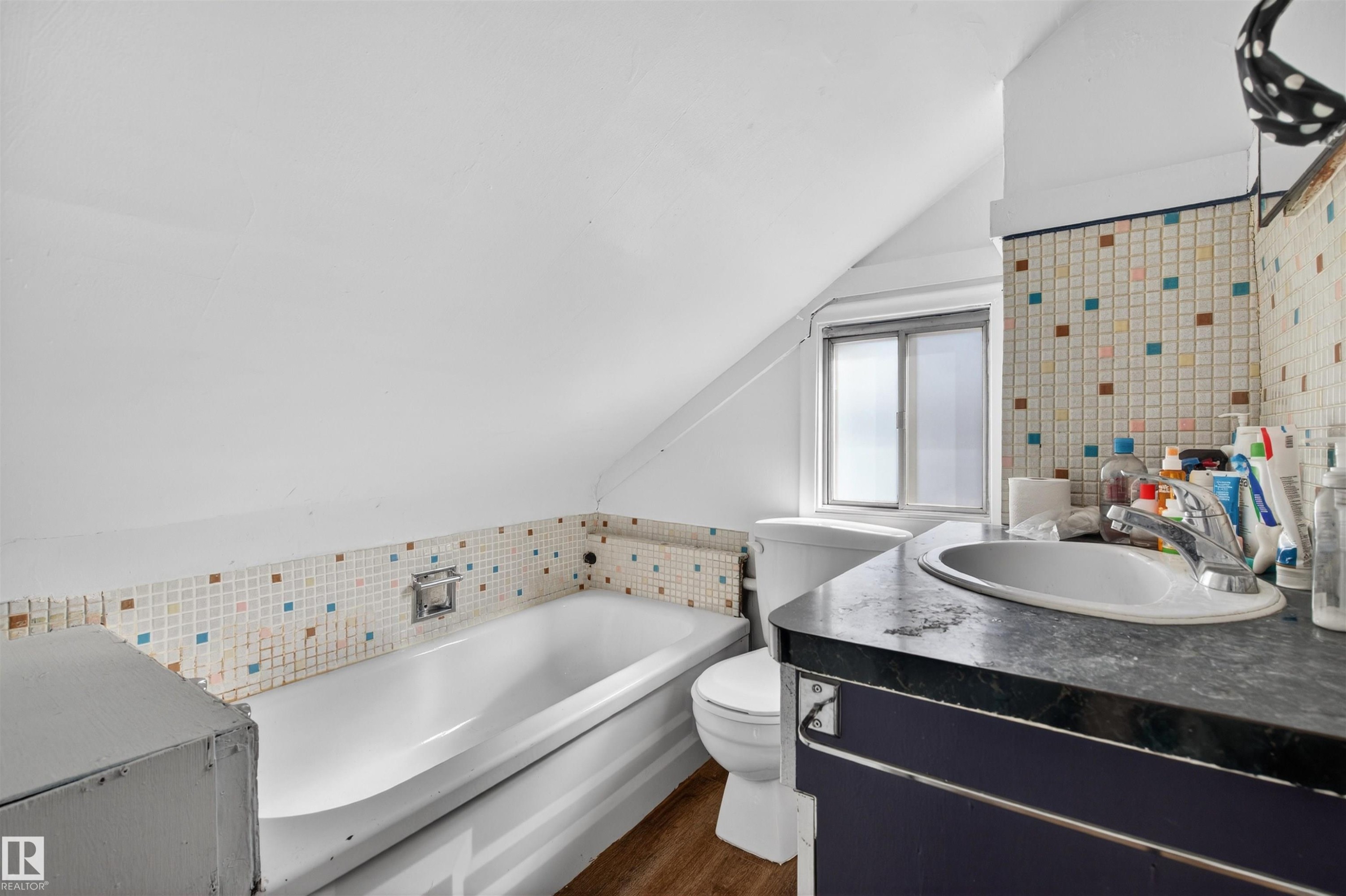 9205 99 Street, Edmonton, AB - Indoor Photo Showing Bathroom