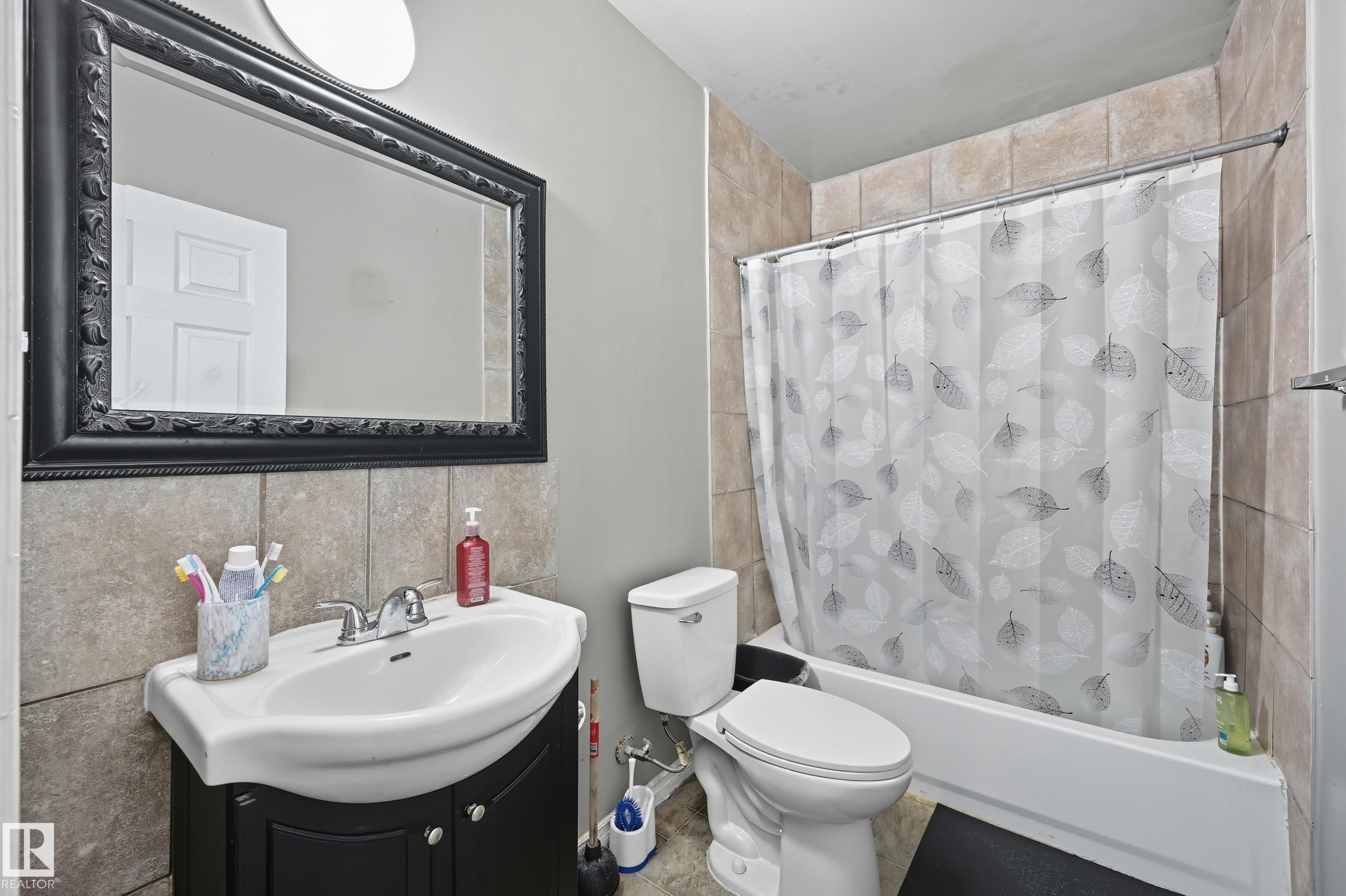 11908 71 Street, Edmonton, AB - Indoor Photo Showing Bathroom