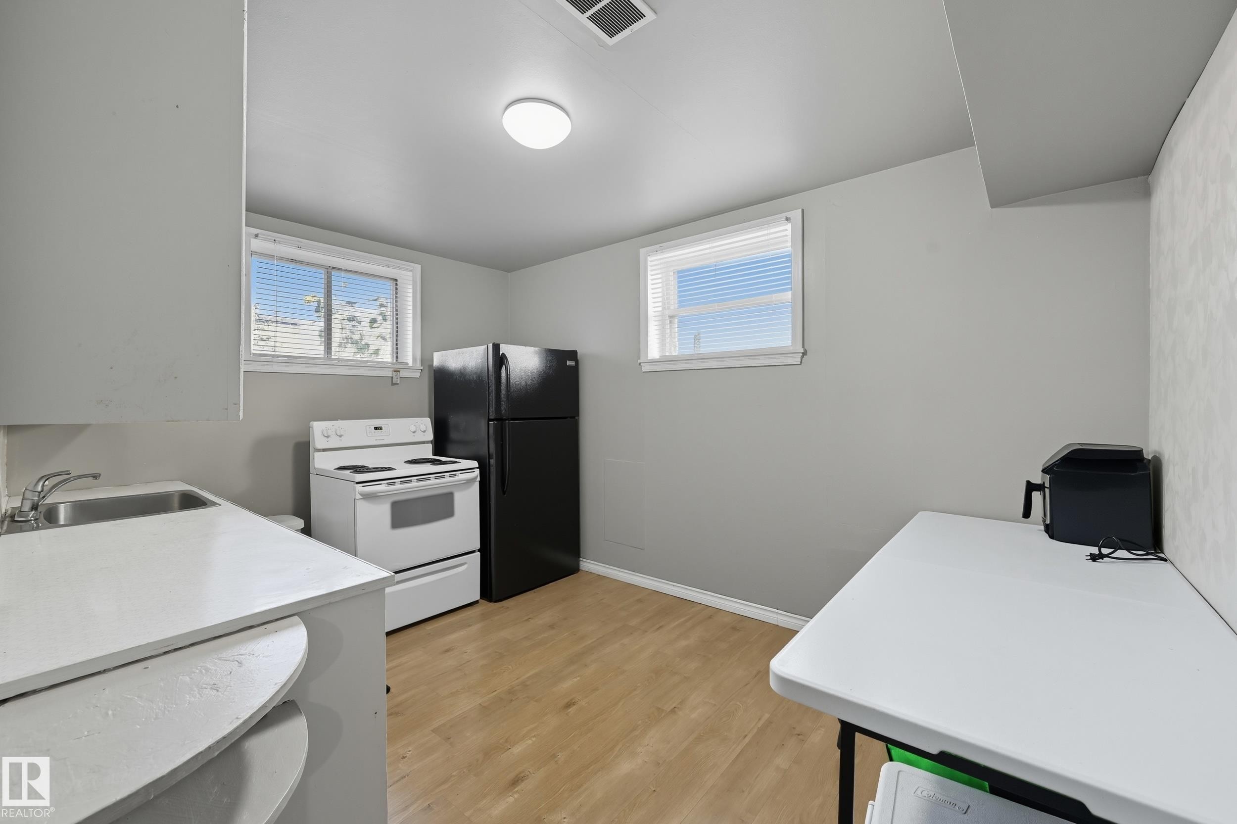 11908 71 Street, Edmonton, AB - Indoor Photo Showing Kitchen