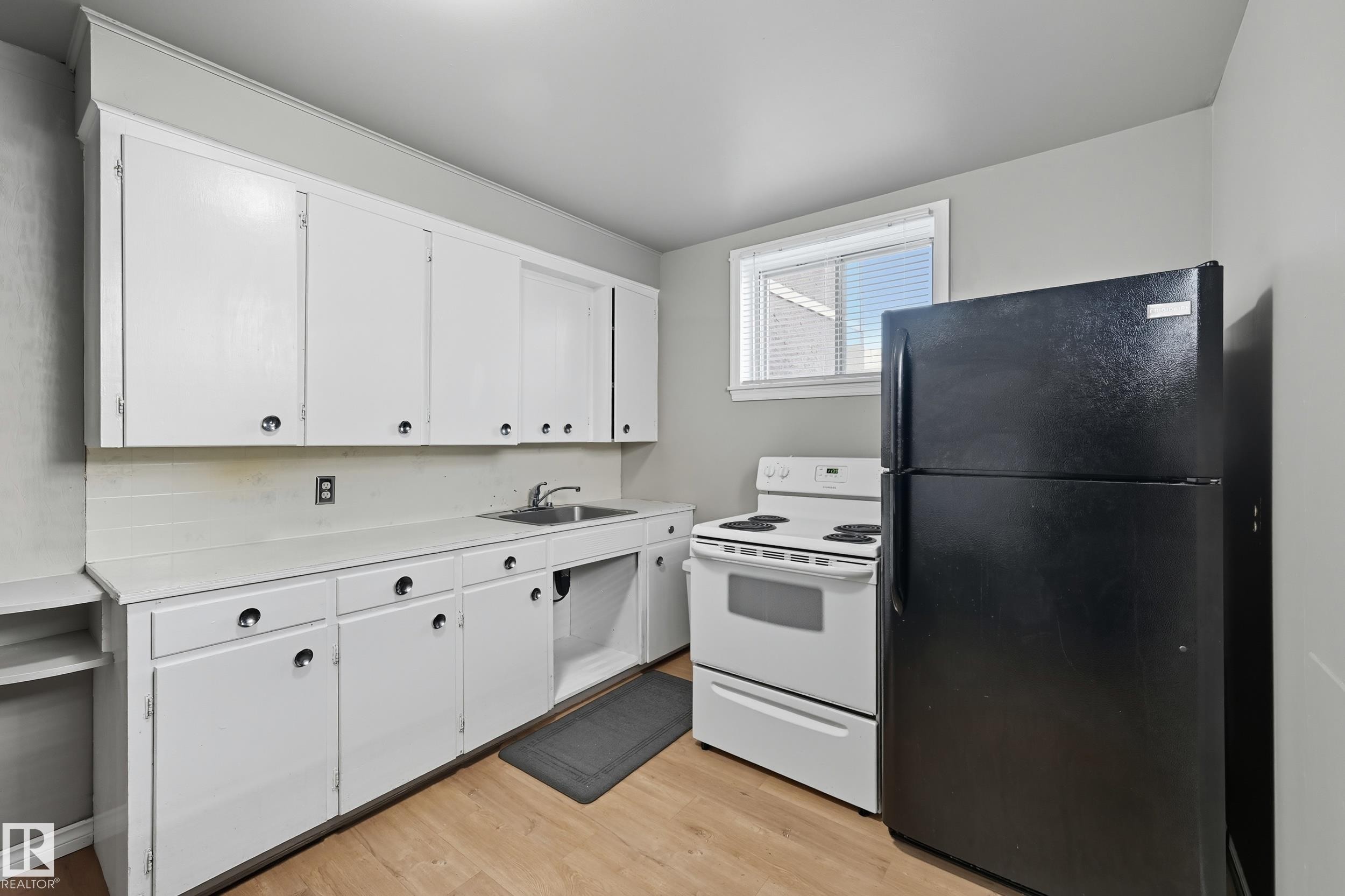 11908 71 Street, Edmonton, AB - Indoor Photo Showing Kitchen