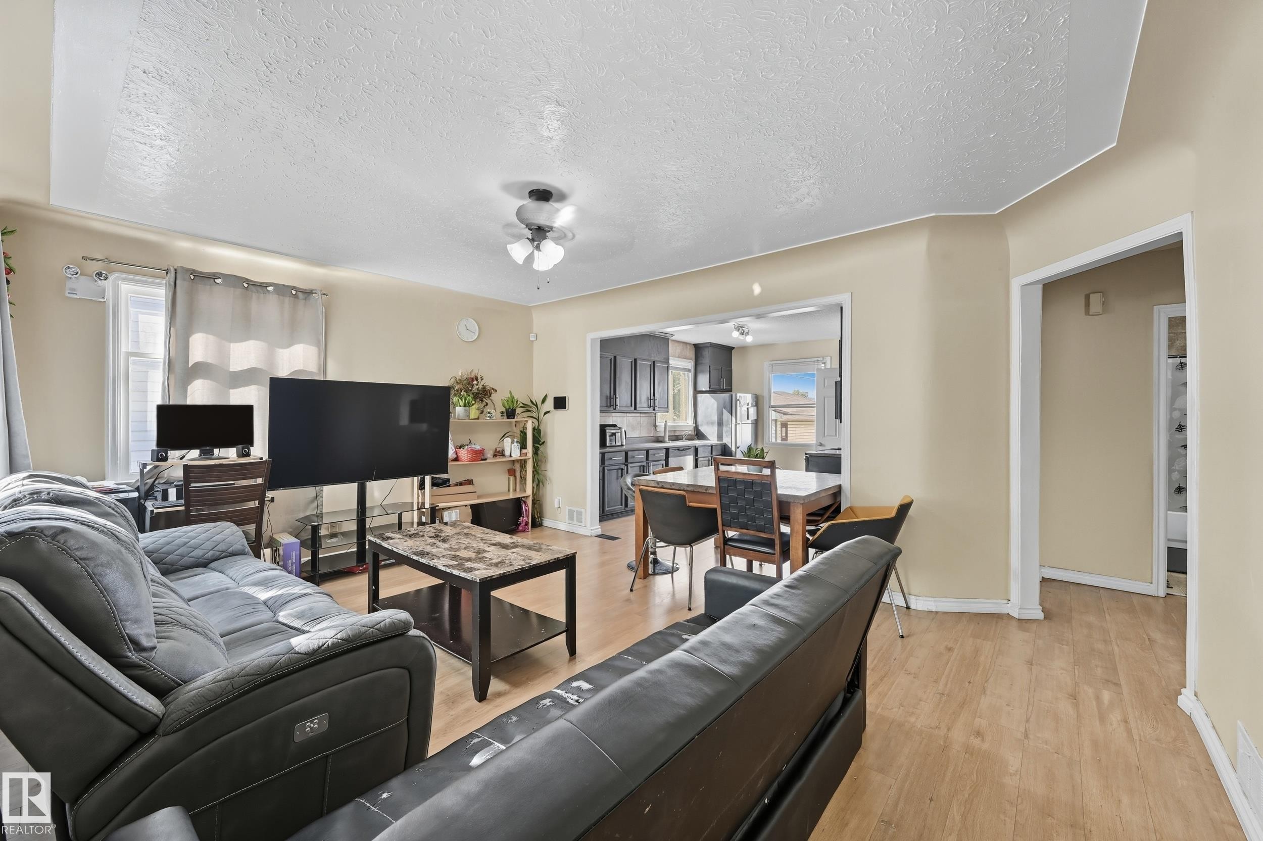 11908 71 Street, Edmonton, AB - Indoor Photo Showing Living Room