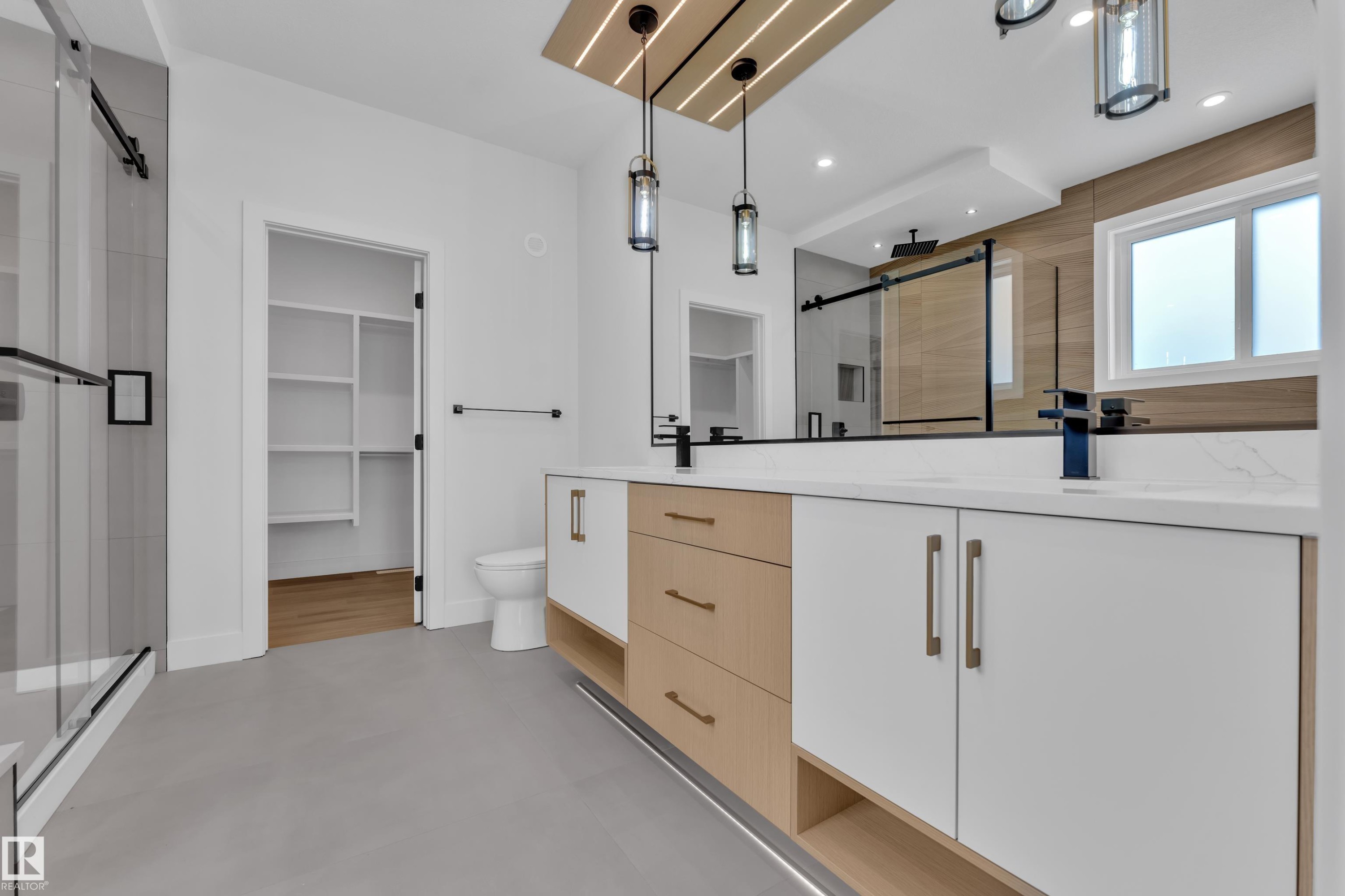 8790 Mayday Lane, Edmonton, AB - Indoor Photo Showing Bathroom