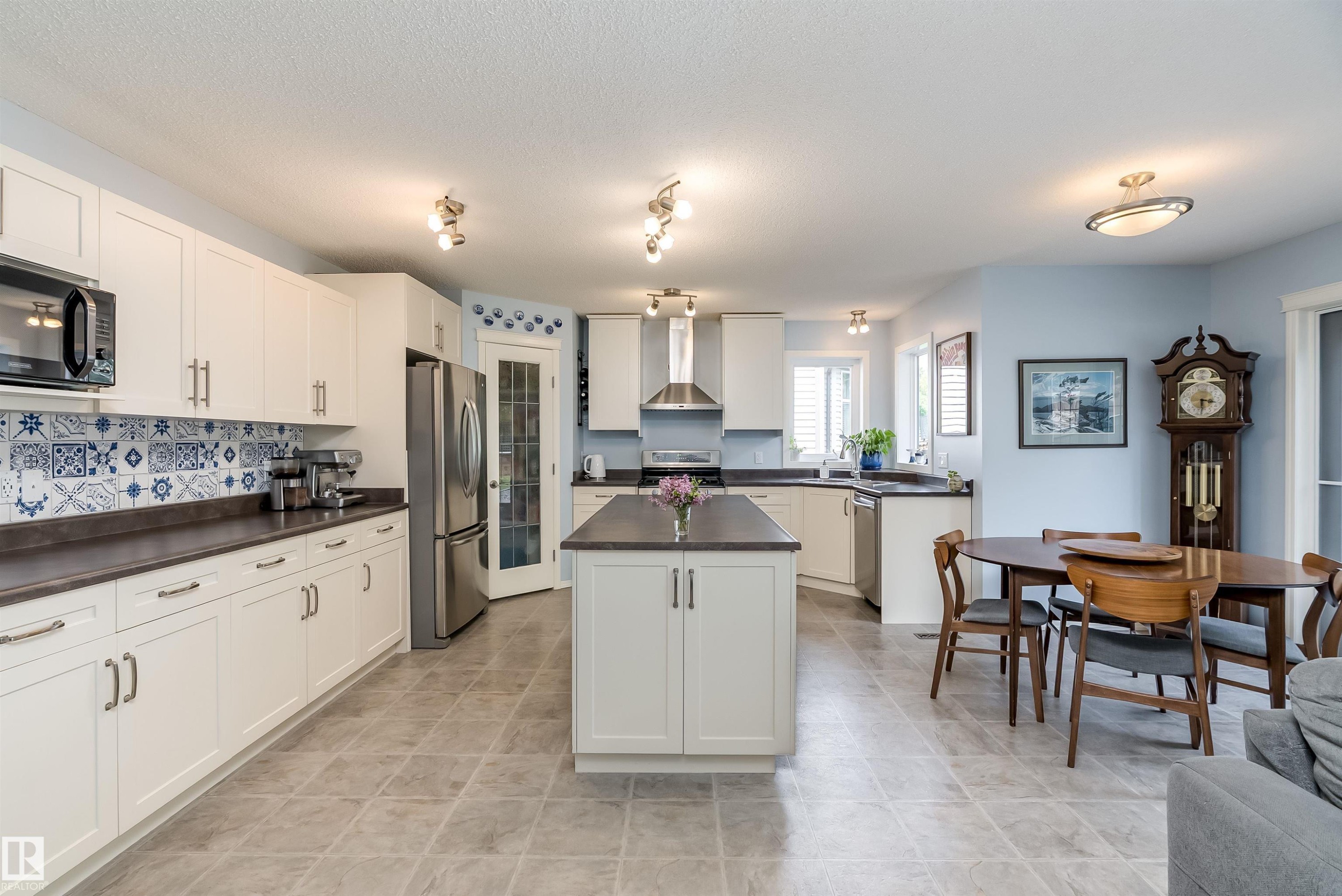 Hard surface flooring with light-toned walls - 59 Rue Monette, Beaumont, AB
