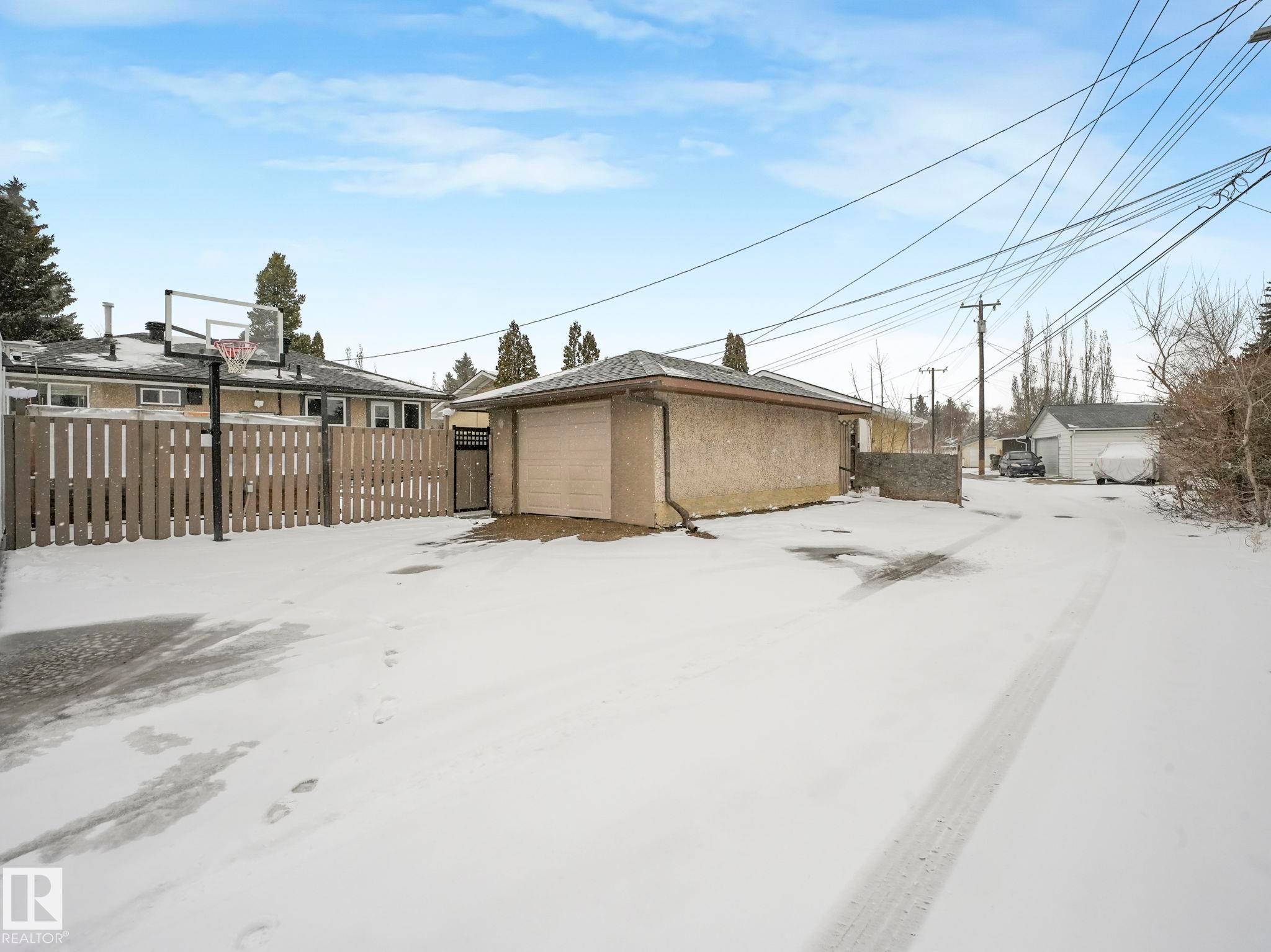 Detached garage featuring a stucco exterior and asphalt shingle roof - 7607 70 Avenue, Edmonton, AB - Outdoor