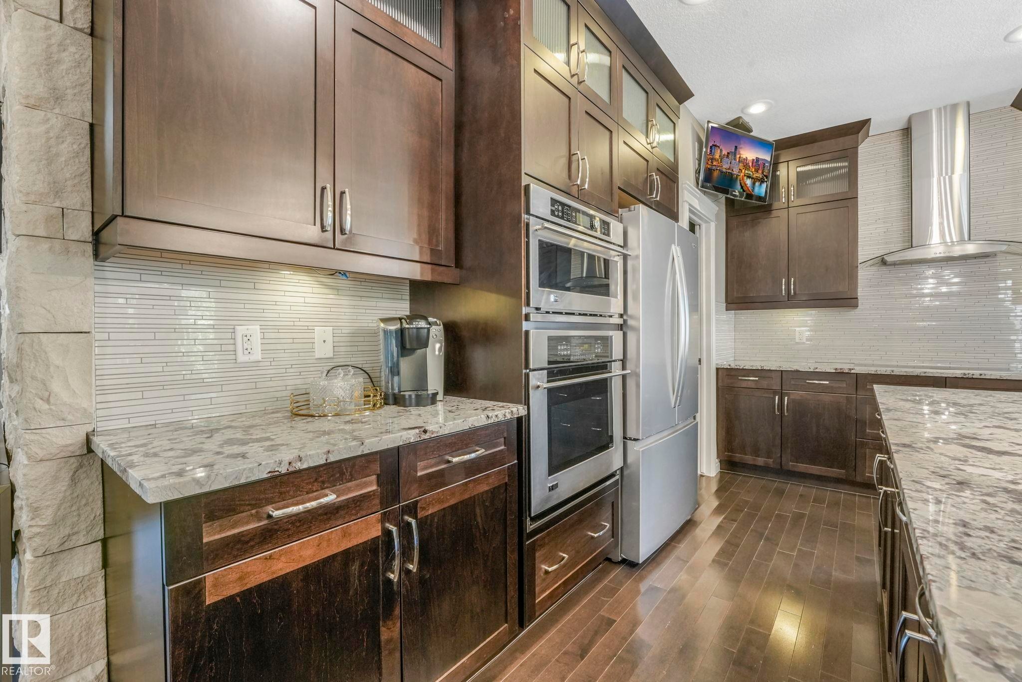 1232 Chahley Landing, Edmonton, AB - Indoor Photo Showing Kitchen With Upgraded Kitchen