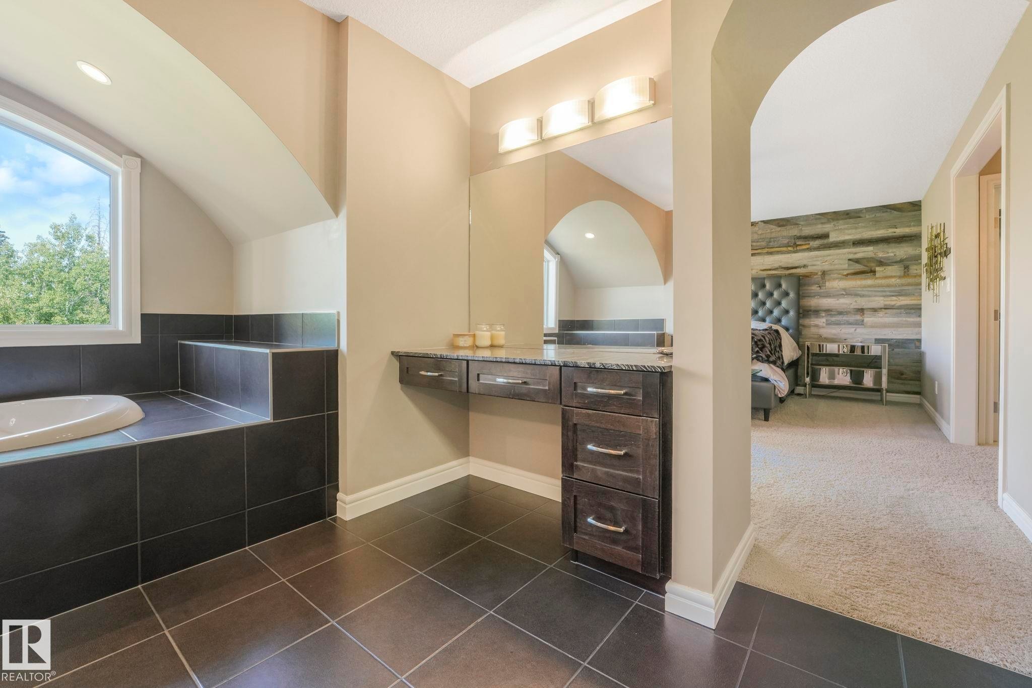 1232 Chahley Landing, Edmonton, AB - Indoor Photo Showing Bathroom
