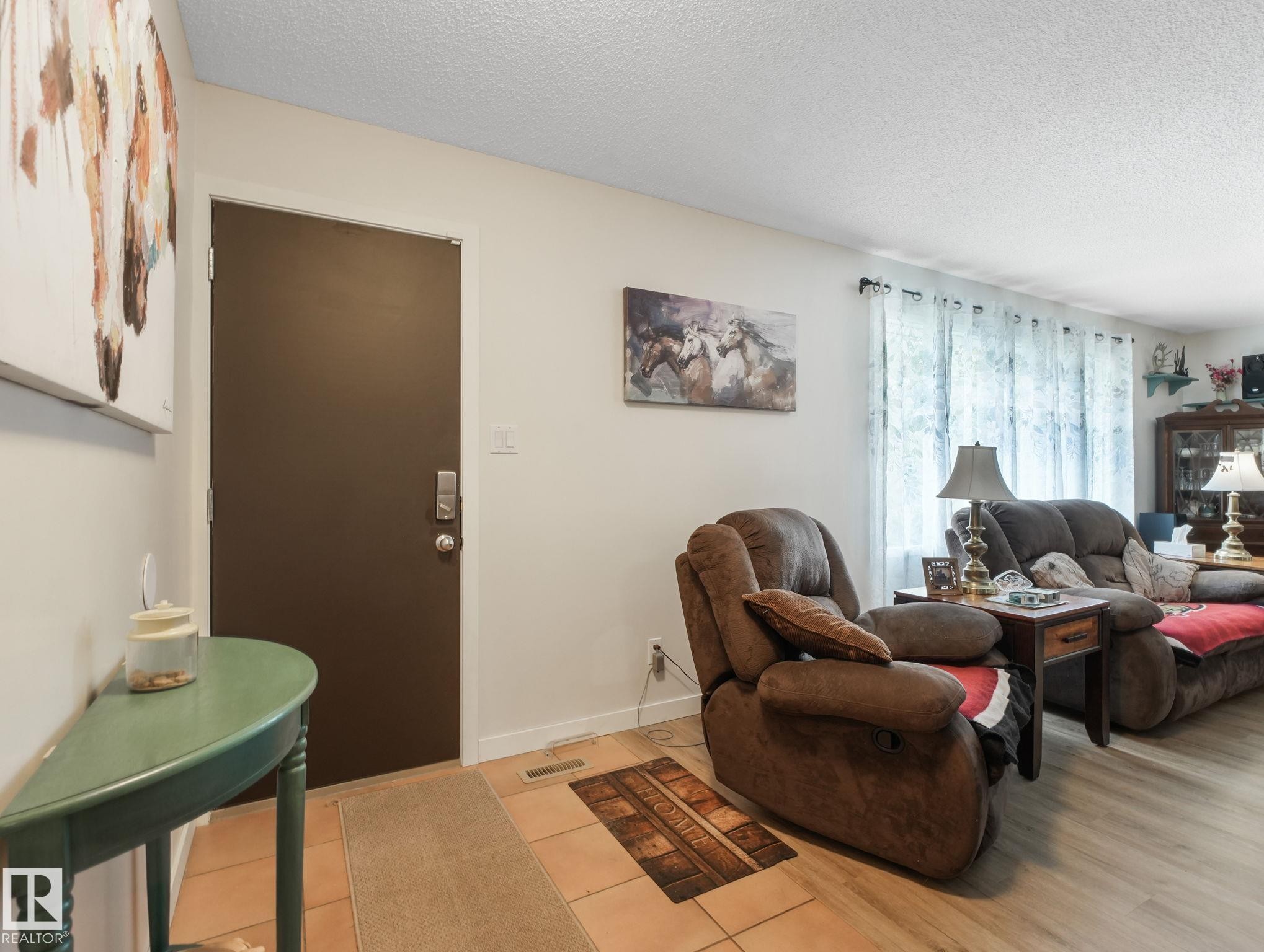 7120 39 Avenue, Edmonton, AB - Indoor Photo Showing Living Room