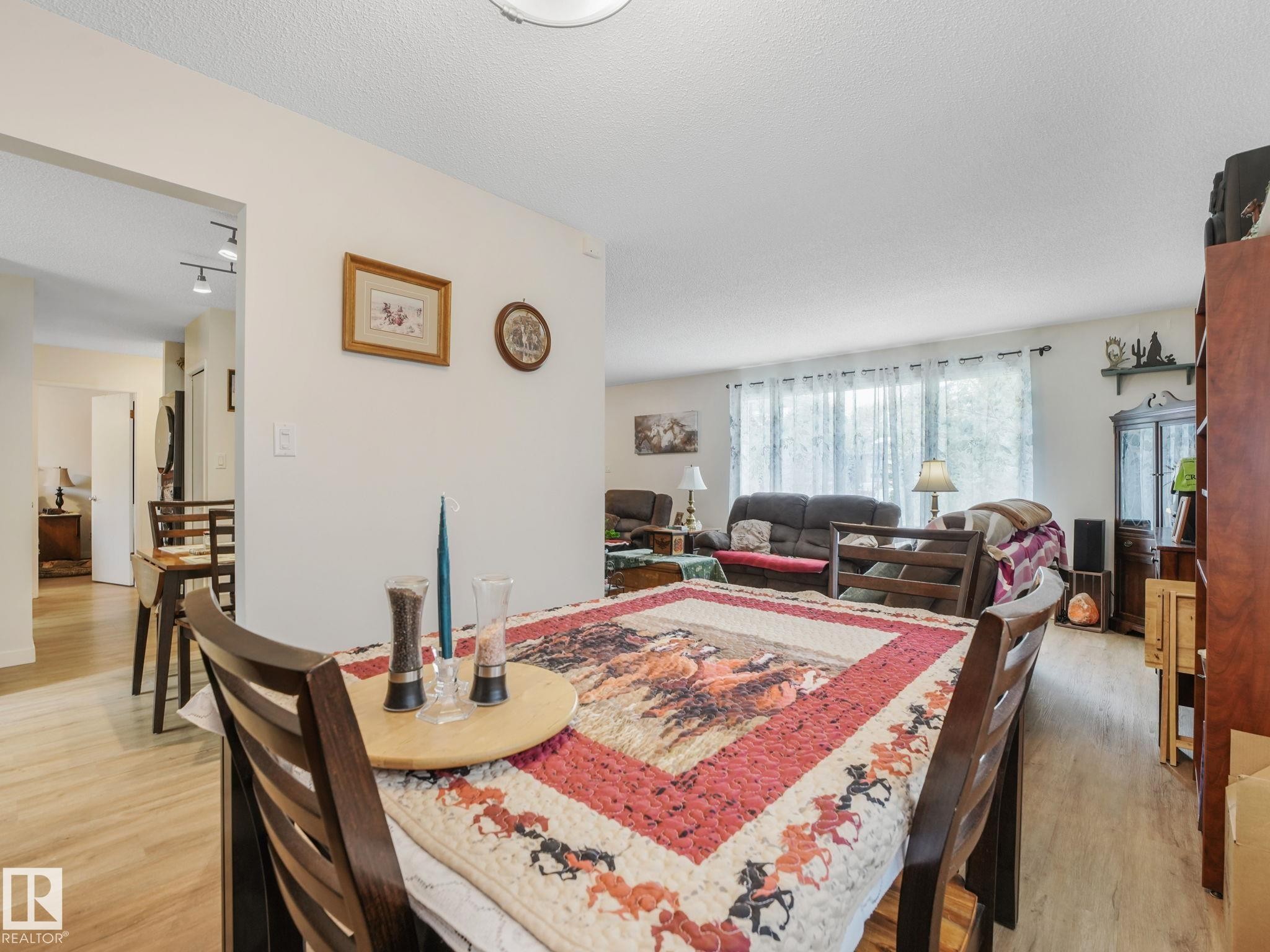 7120 39 Avenue, Edmonton, AB - Indoor Photo Showing Dining Room