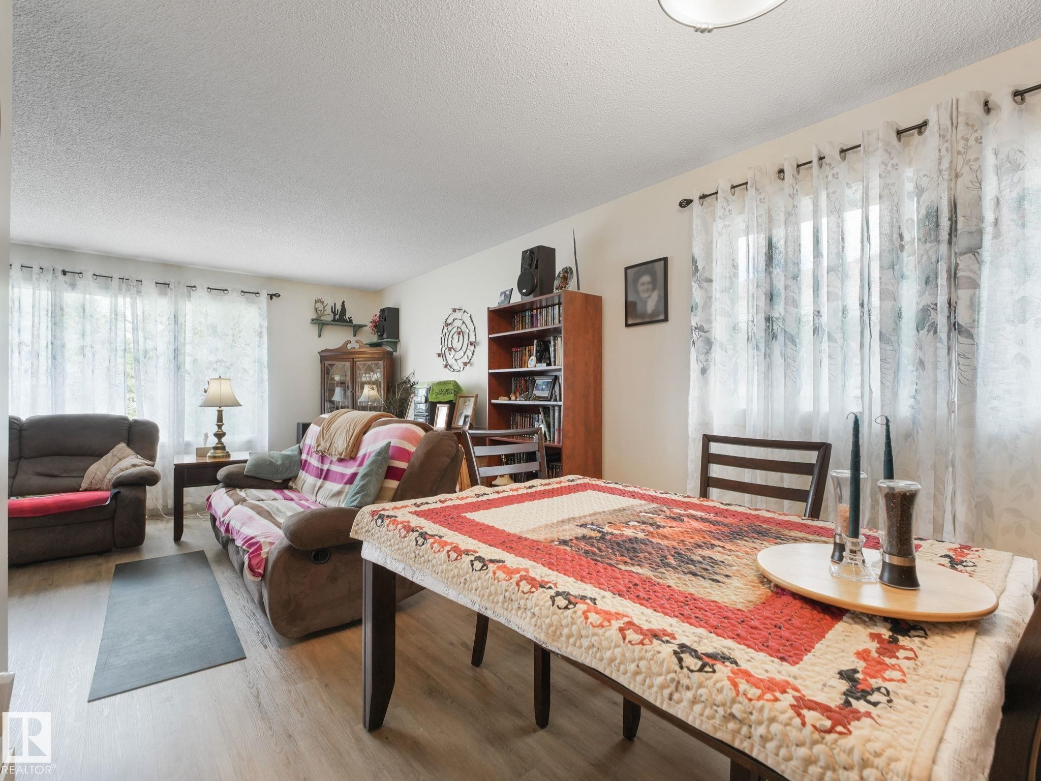 7120 39 Avenue, Edmonton, AB - Indoor Photo Showing Living Room