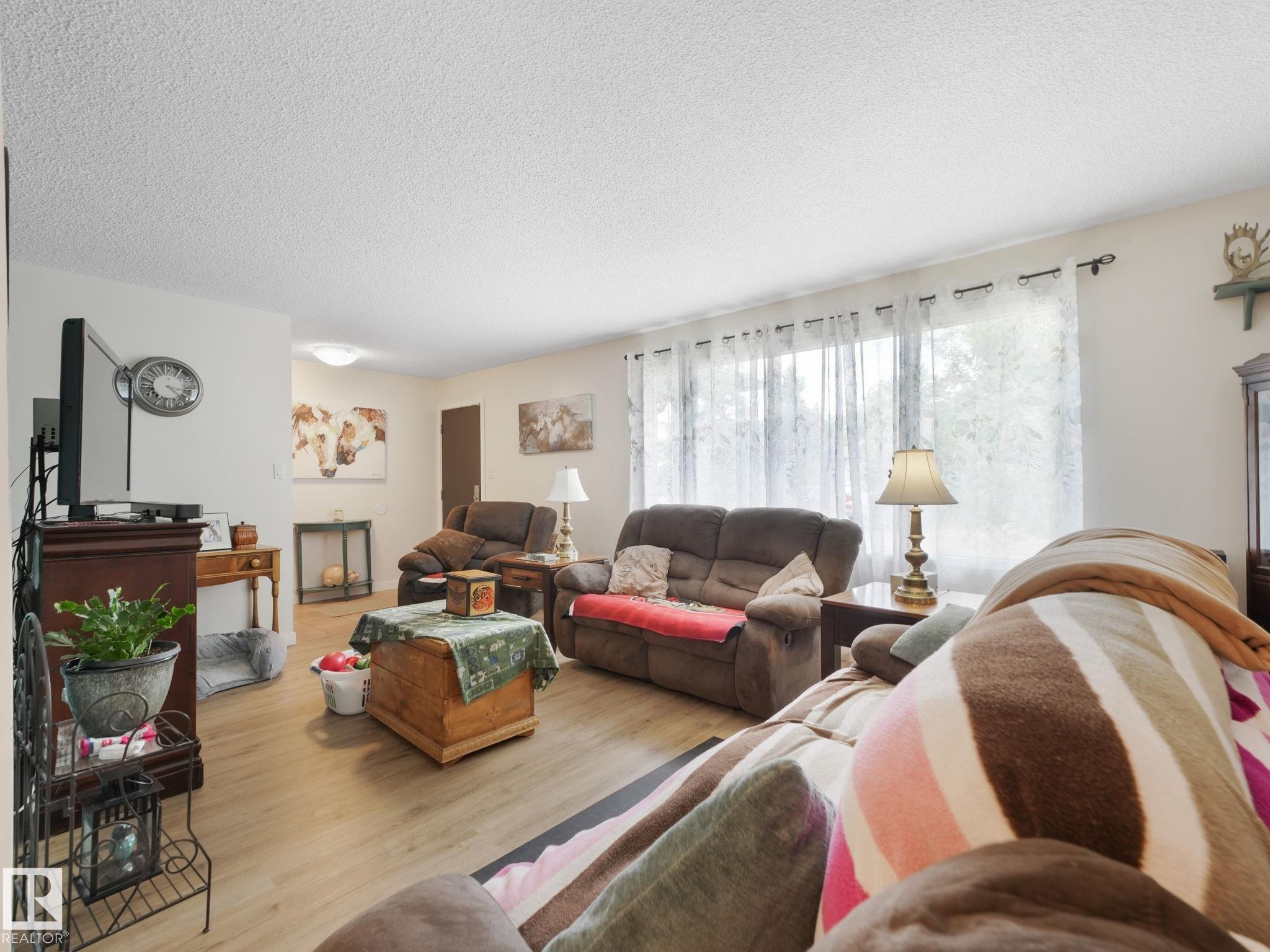 7120 39 Avenue, Edmonton, AB - Indoor Photo Showing Living Room