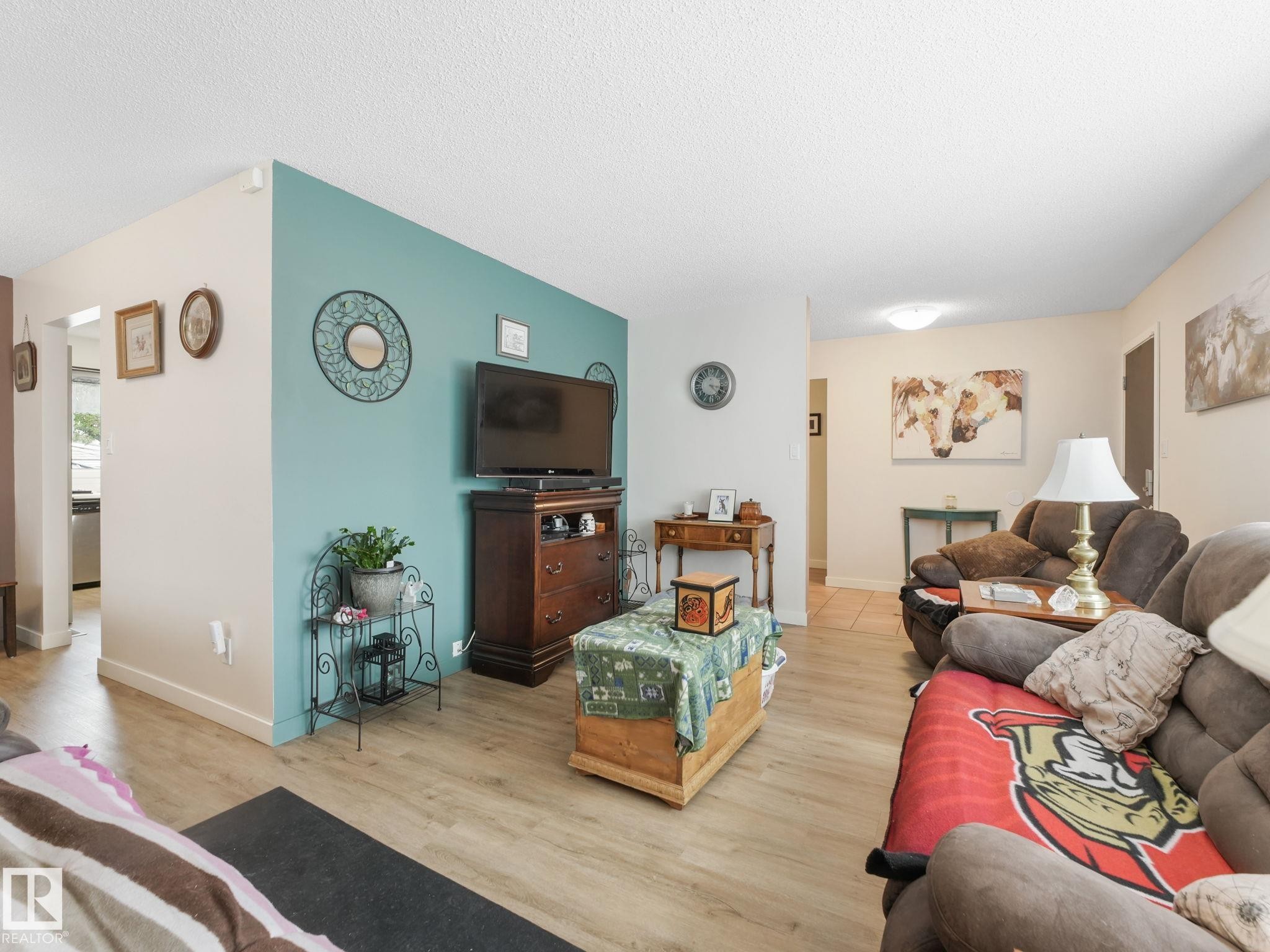 7120 39 Avenue, Edmonton, AB - Indoor Photo Showing Living Room