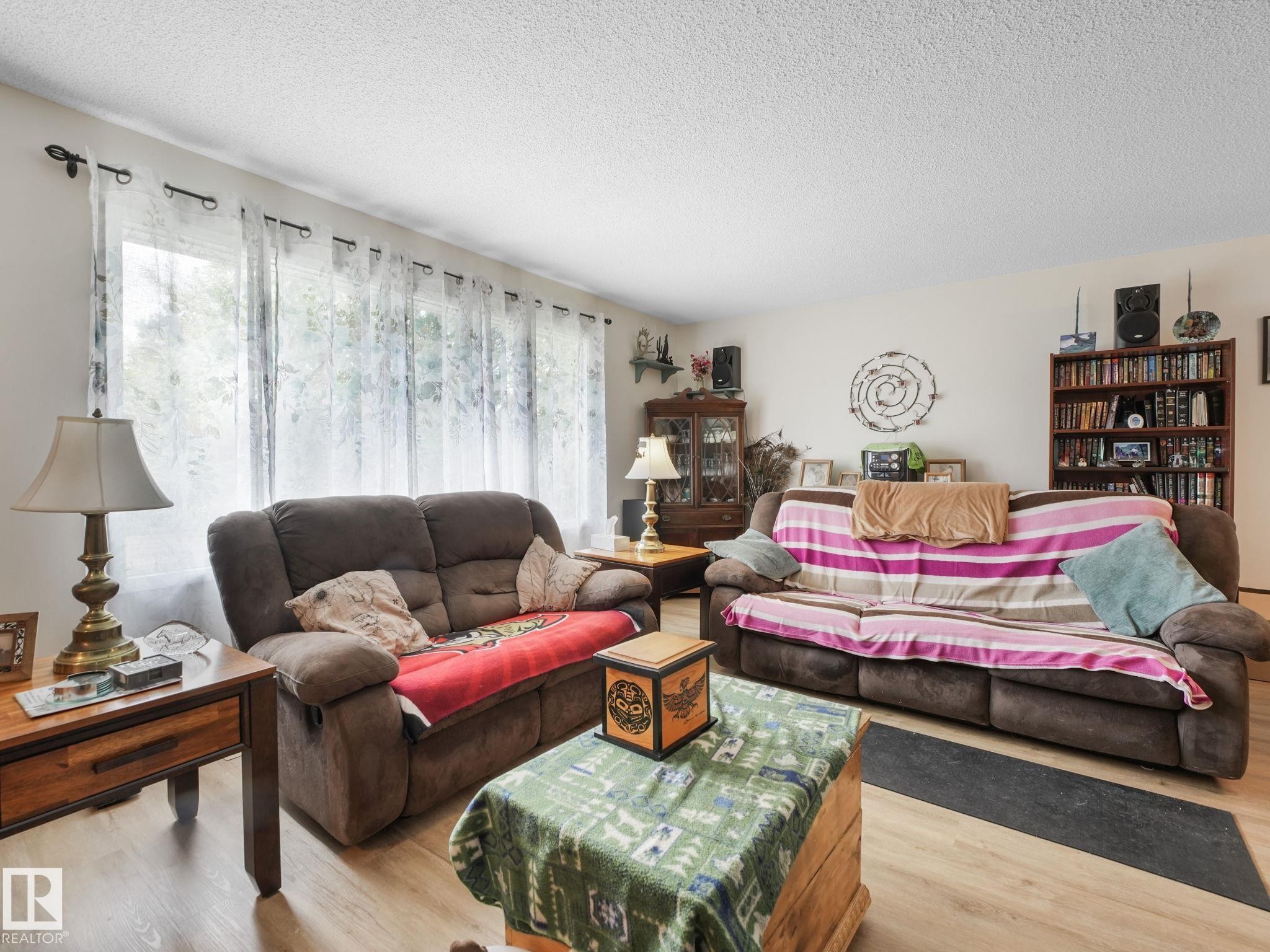 7120 39 Avenue, Edmonton, AB - Indoor Photo Showing Living Room