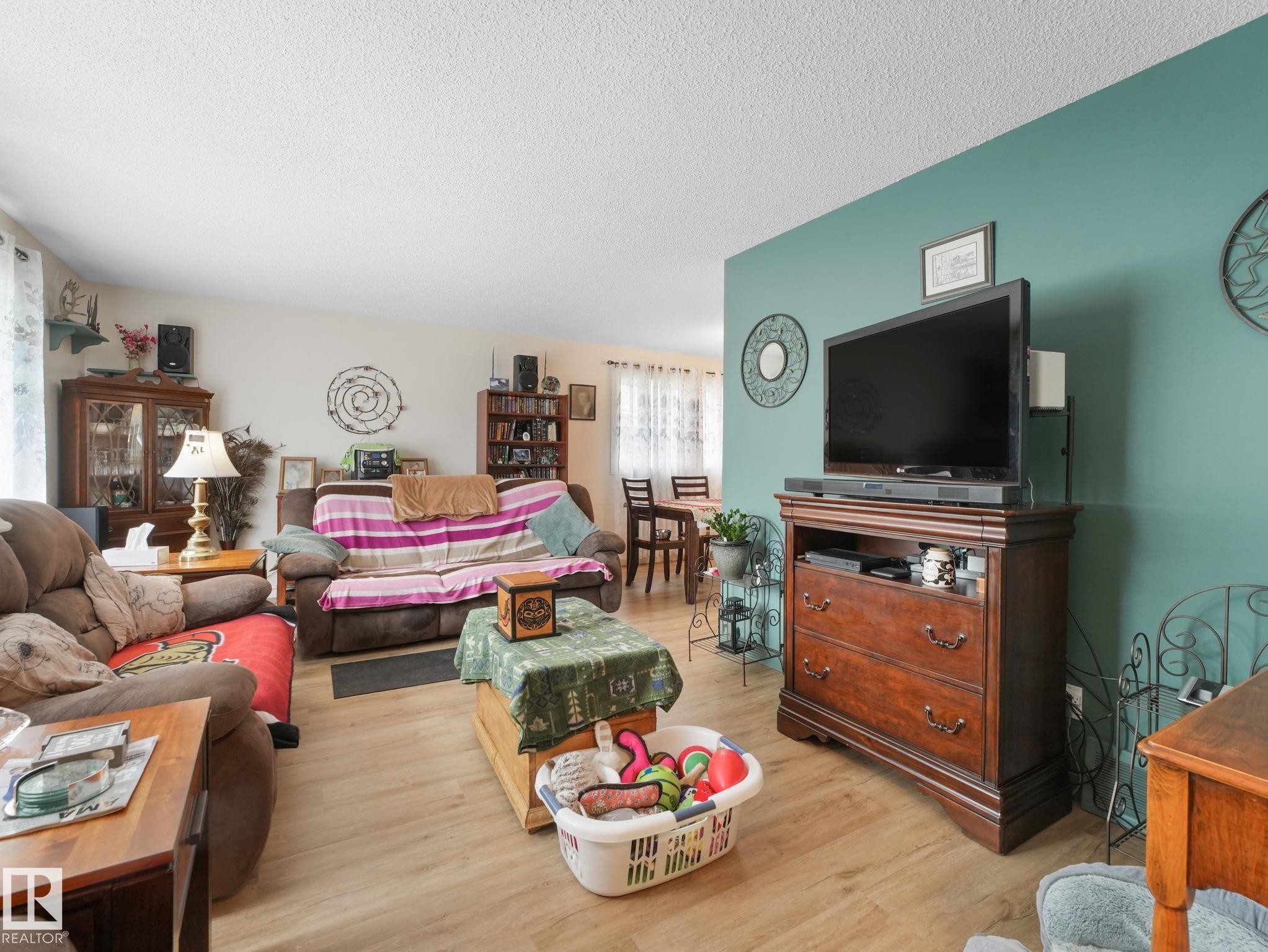 7120 39 Avenue, Edmonton, AB - Indoor Photo Showing Living Room