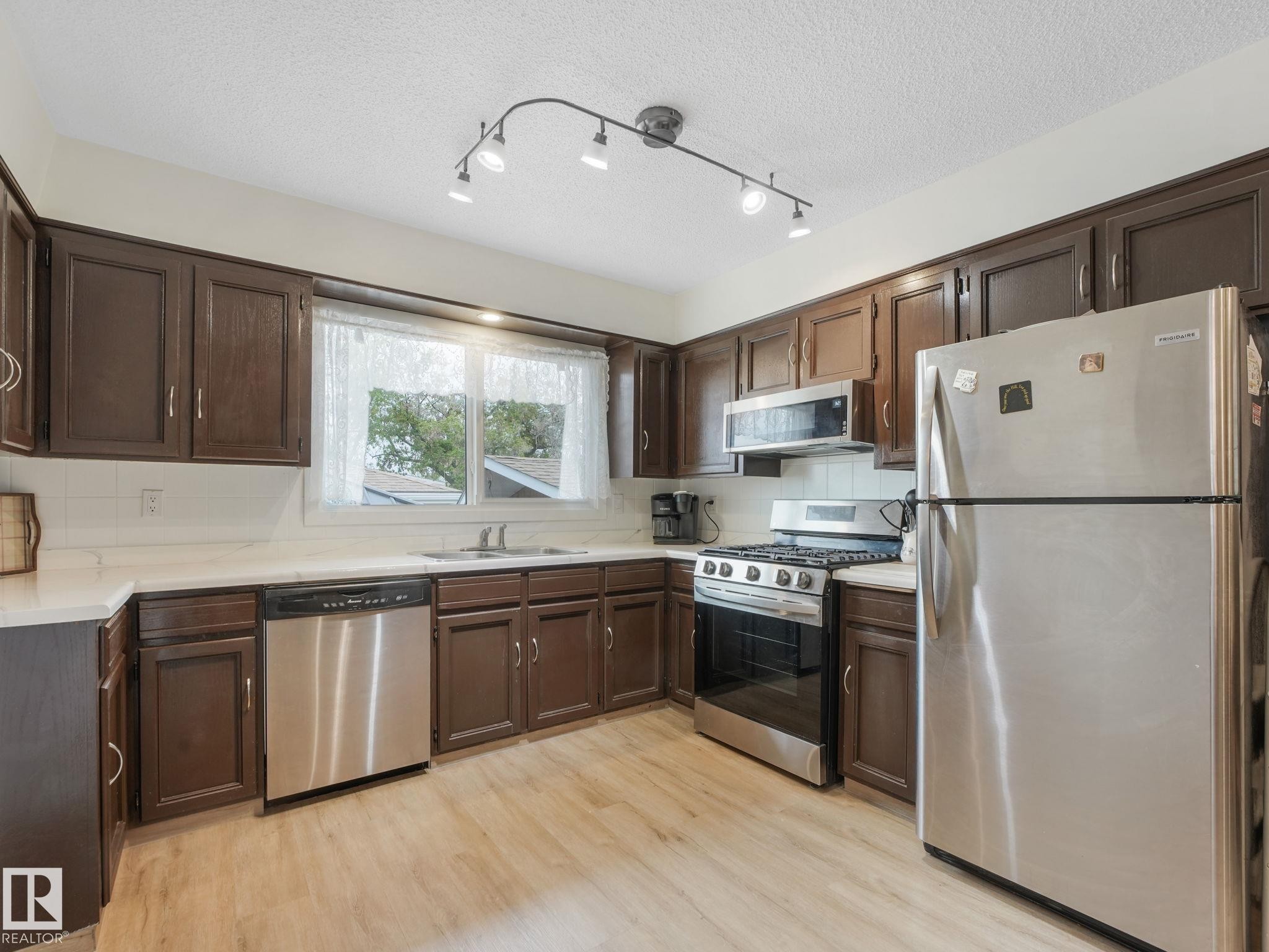 7120 39 Avenue, Edmonton, AB - Indoor Photo Showing Kitchen