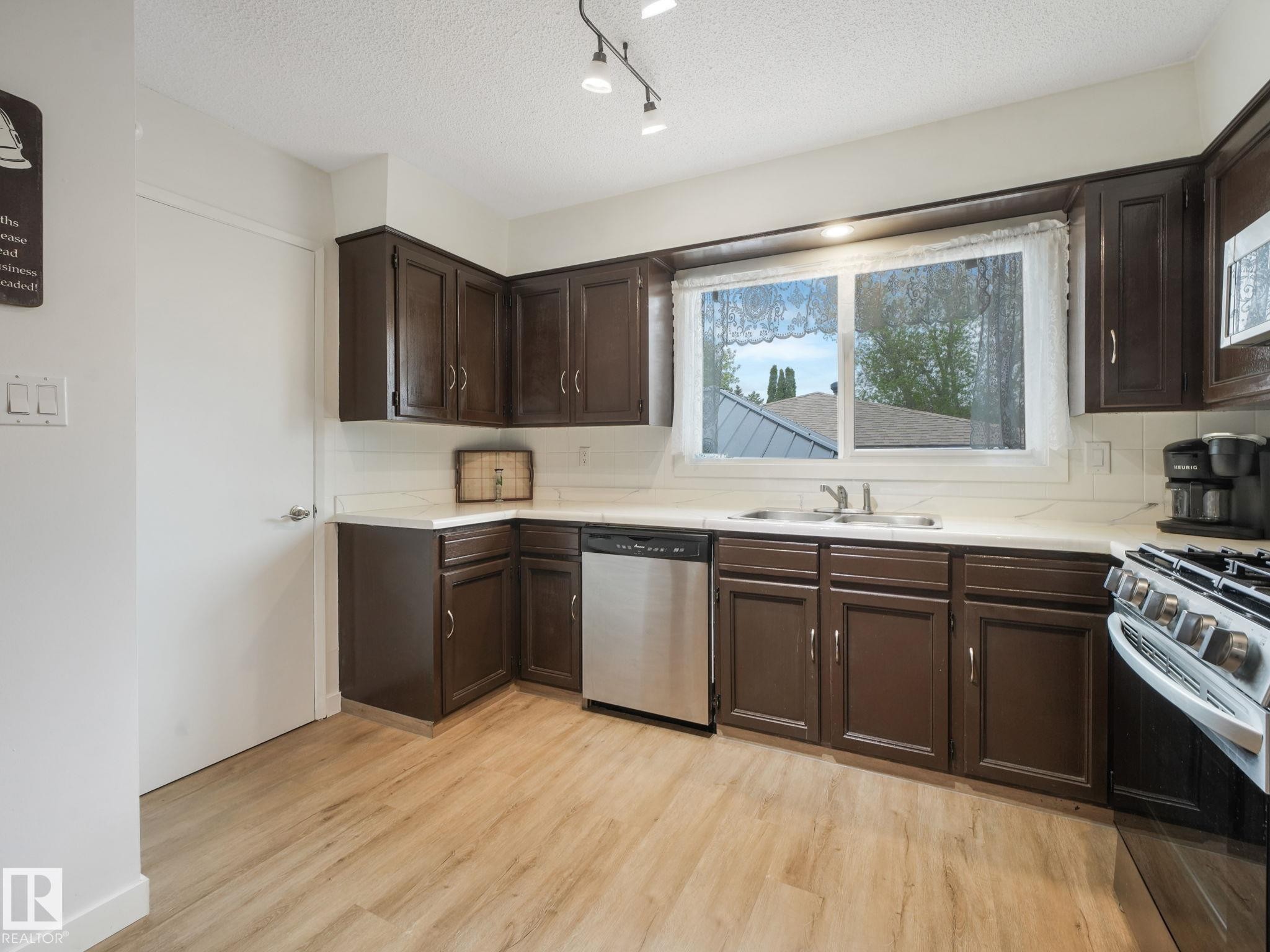 7120 39 Avenue, Edmonton, AB - Indoor Photo Showing Kitchen With Double Sink