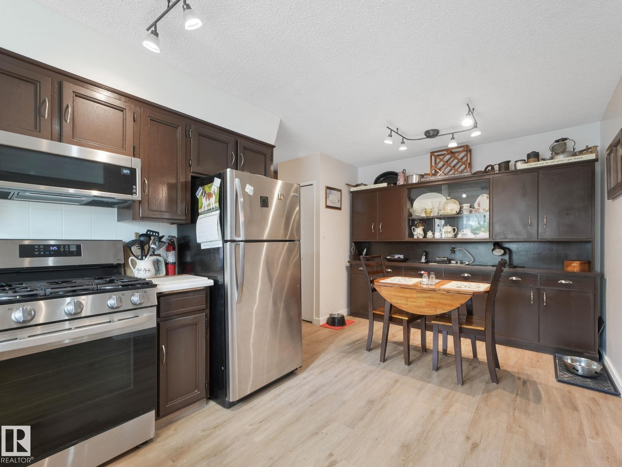 7120 39 Avenue, Edmonton, AB - Indoor Photo Showing Kitchen
