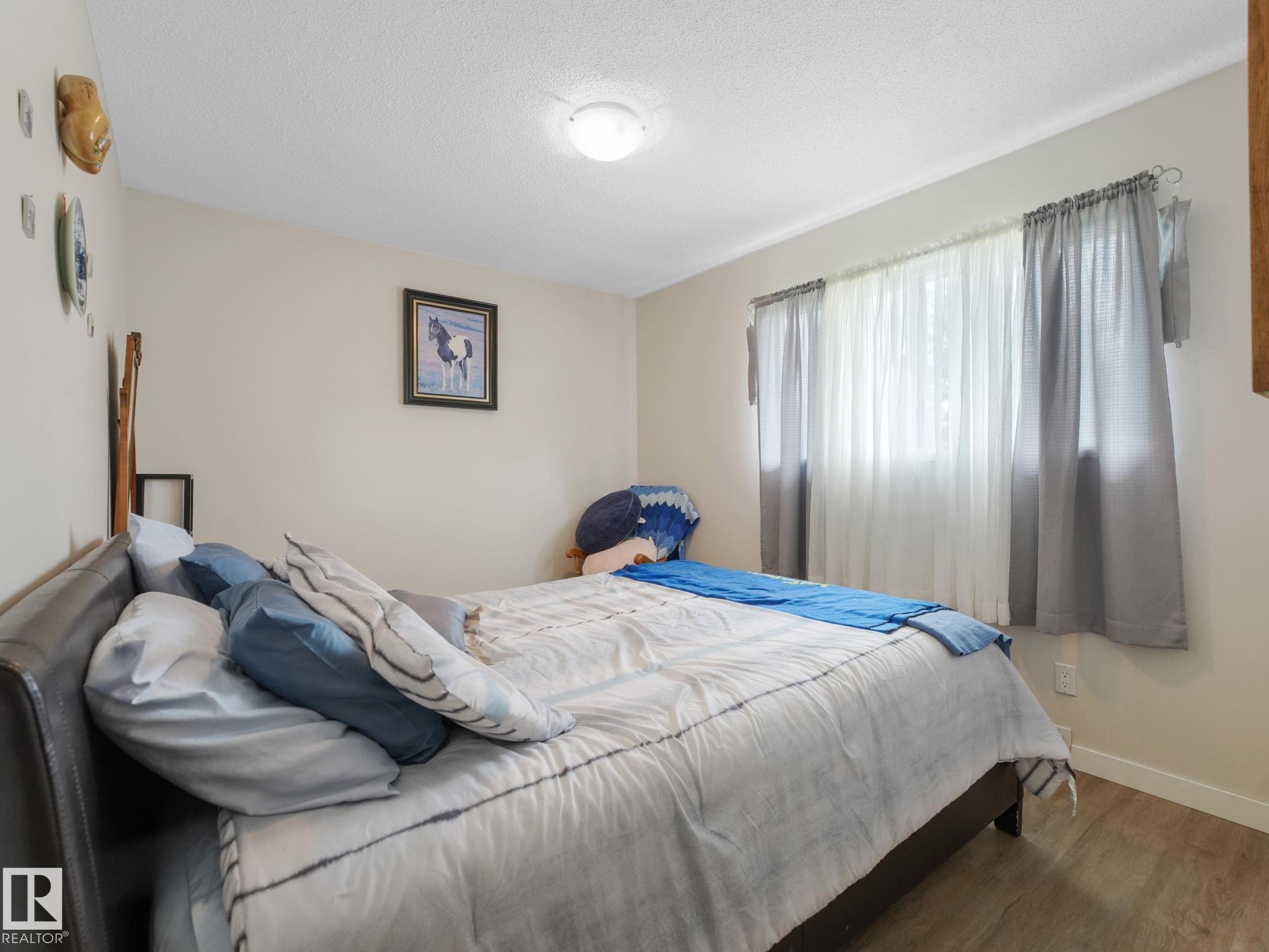 7120 39 Avenue, Edmonton, AB - Indoor Photo Showing Bedroom