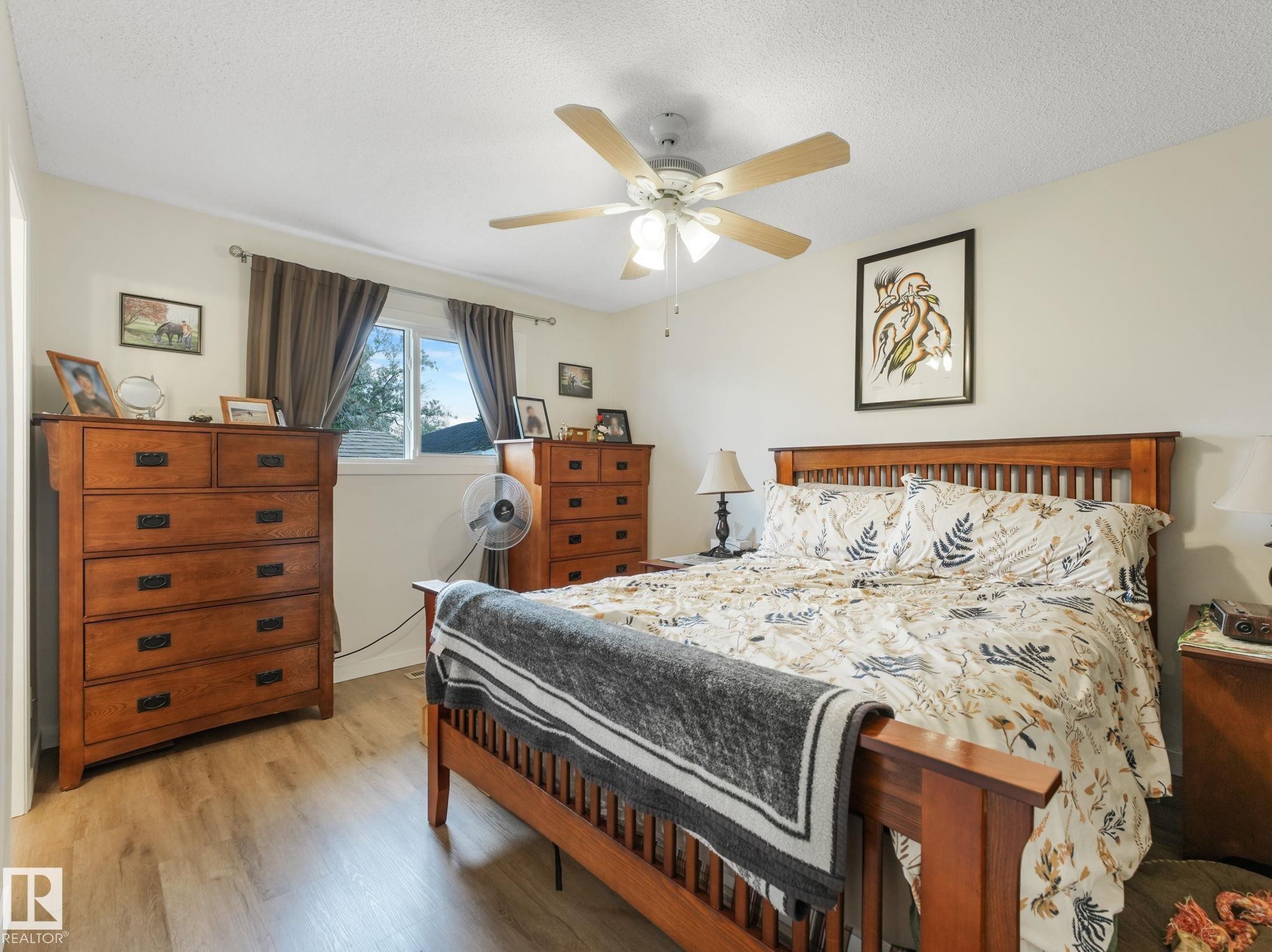 7120 39 Avenue, Edmonton, AB - Indoor Photo Showing Bedroom
