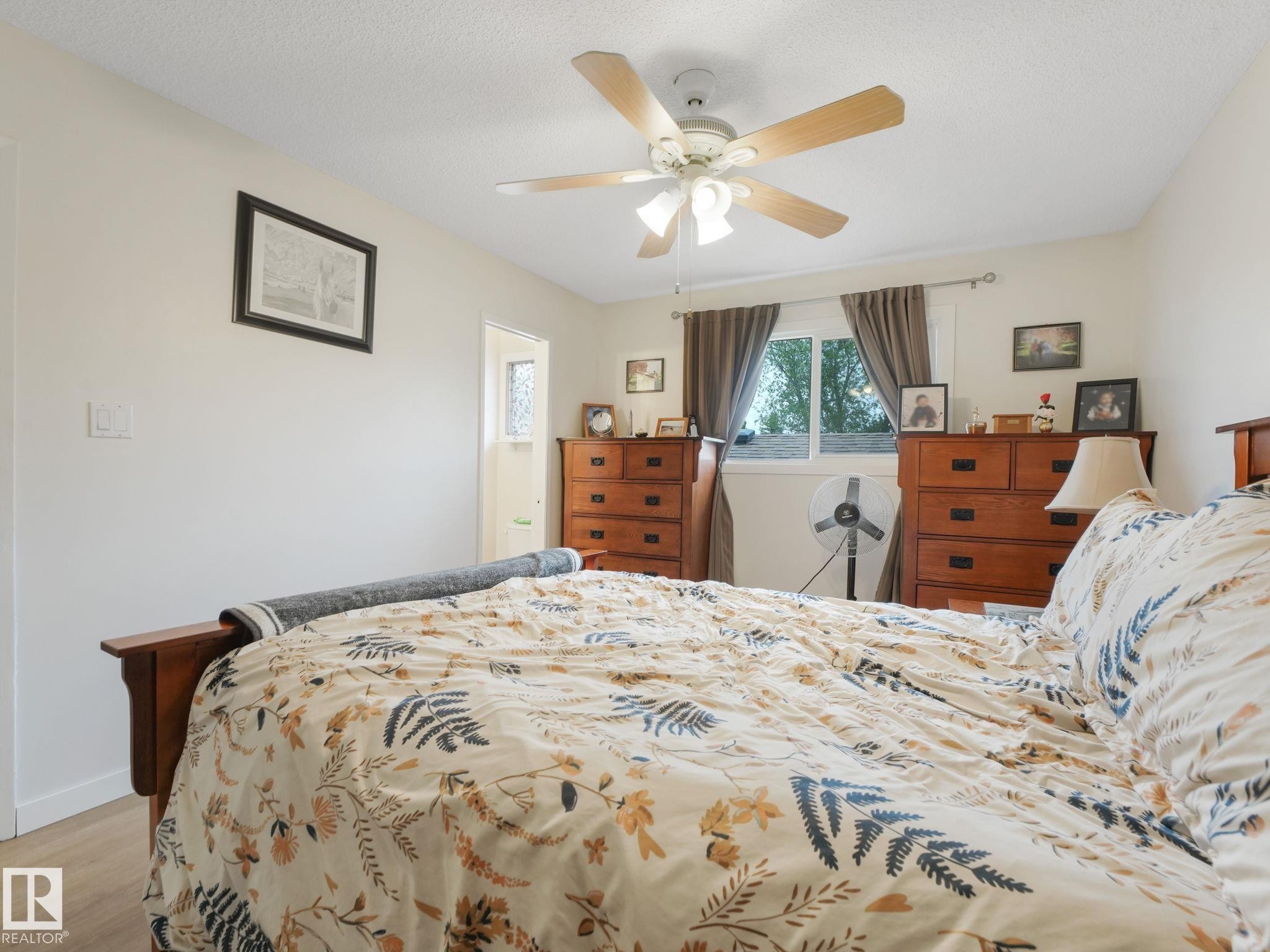 7120 39 Avenue, Edmonton, AB - Indoor Photo Showing Bedroom