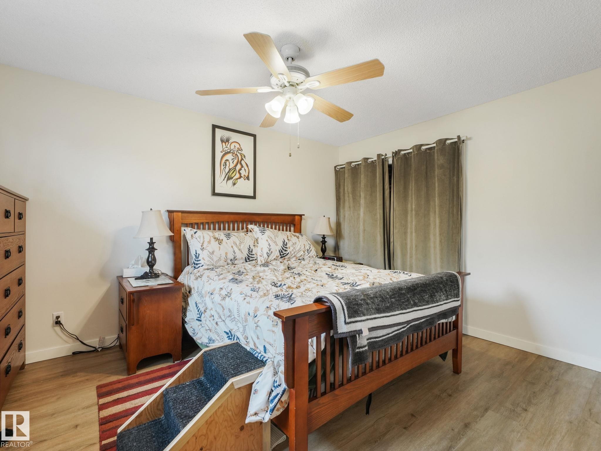 7120 39 Avenue, Edmonton, AB - Indoor Photo Showing Bedroom