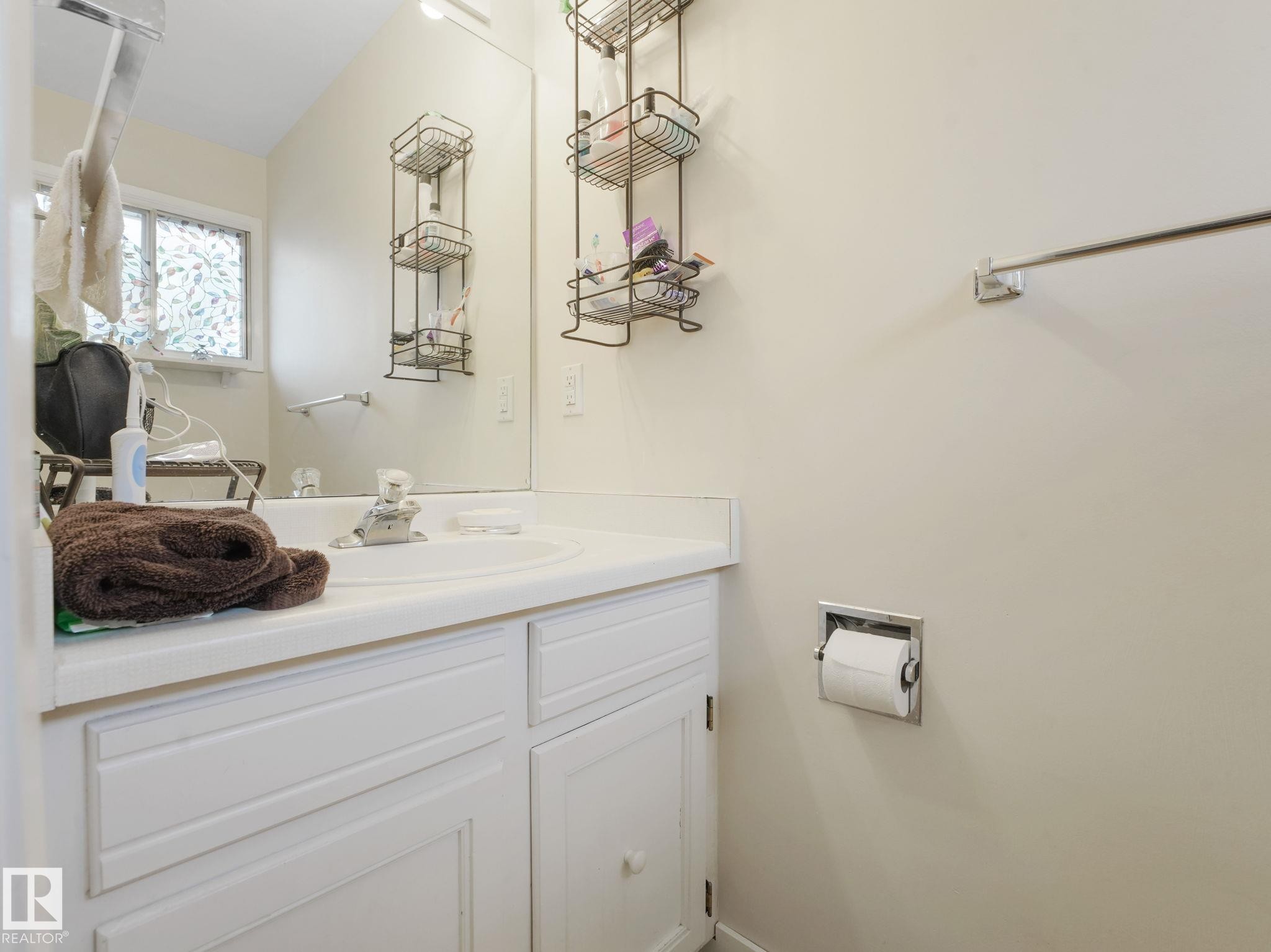 7120 39 Avenue, Edmonton, AB - Indoor Photo Showing Bathroom