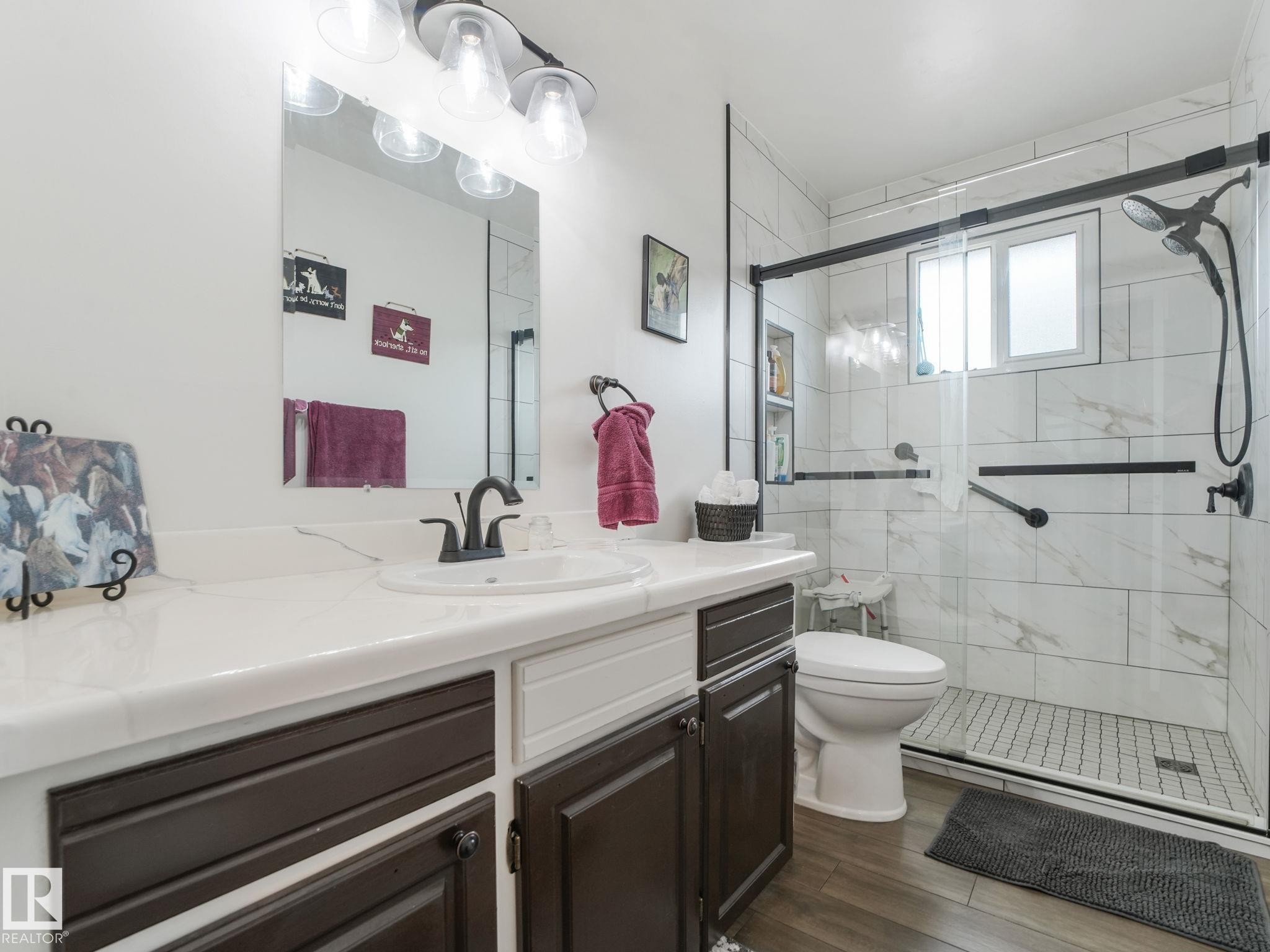 7120 39 Avenue, Edmonton, AB - Indoor Photo Showing Bathroom