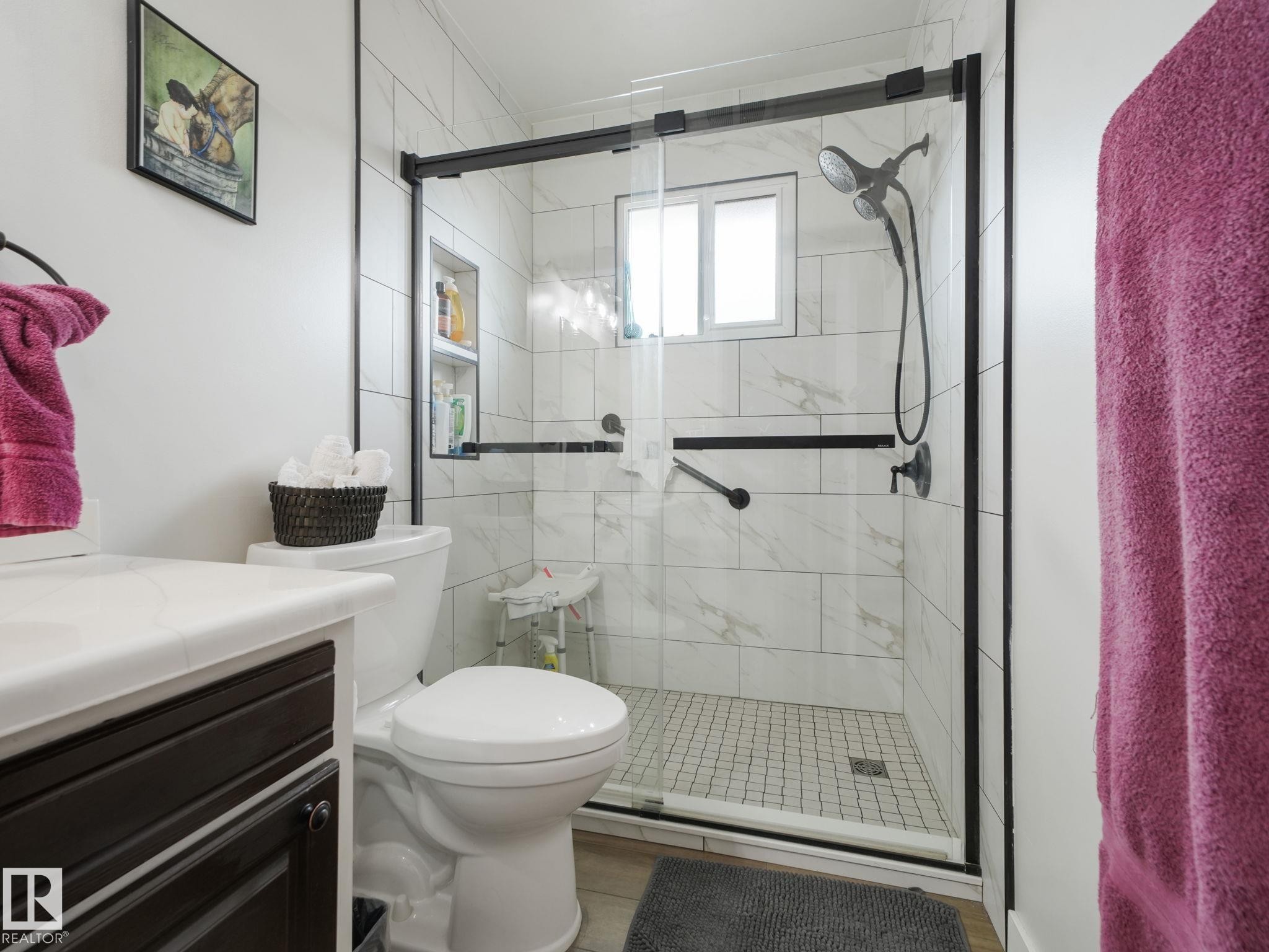 7120 39 Avenue, Edmonton, AB - Indoor Photo Showing Bathroom