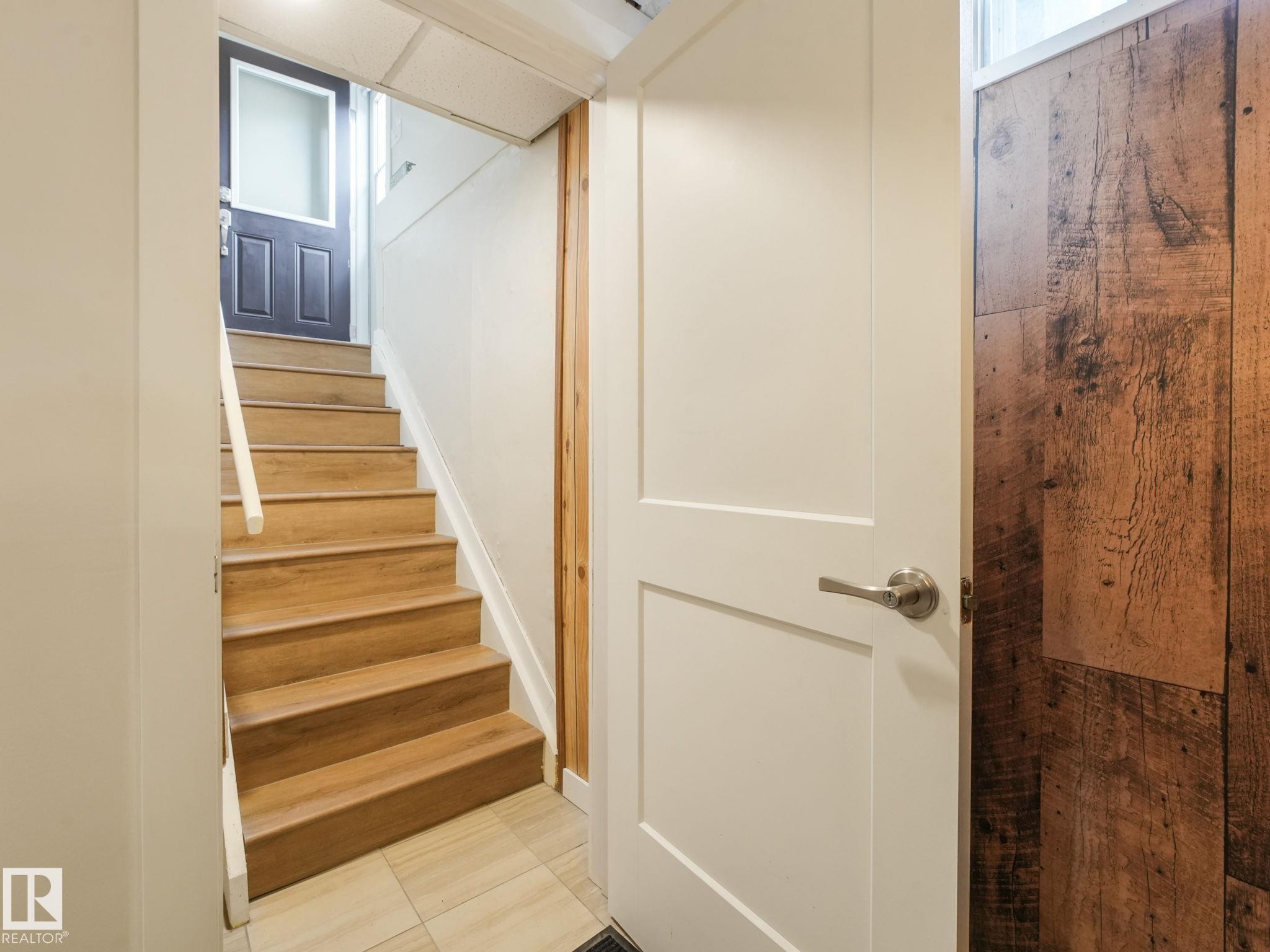 7120 39 Avenue, Edmonton, AB - Indoor Photo Showing Other Room