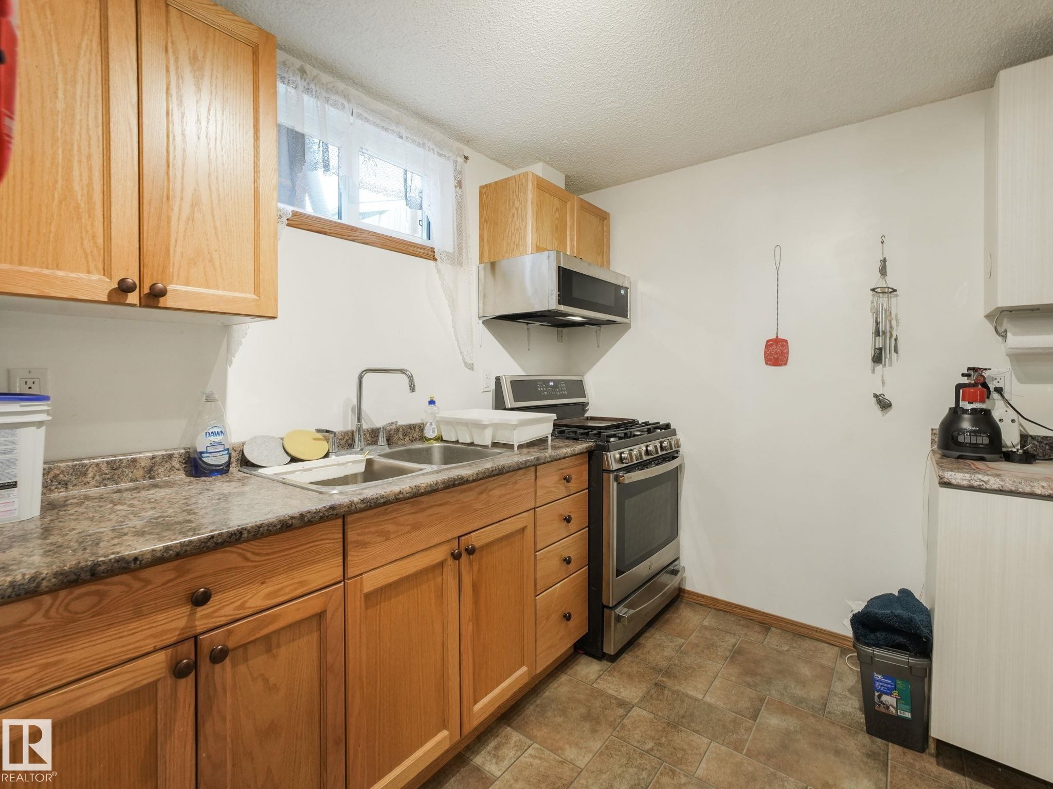 7120 39 Avenue, Edmonton, AB - Indoor Photo Showing Kitchen With Double Sink