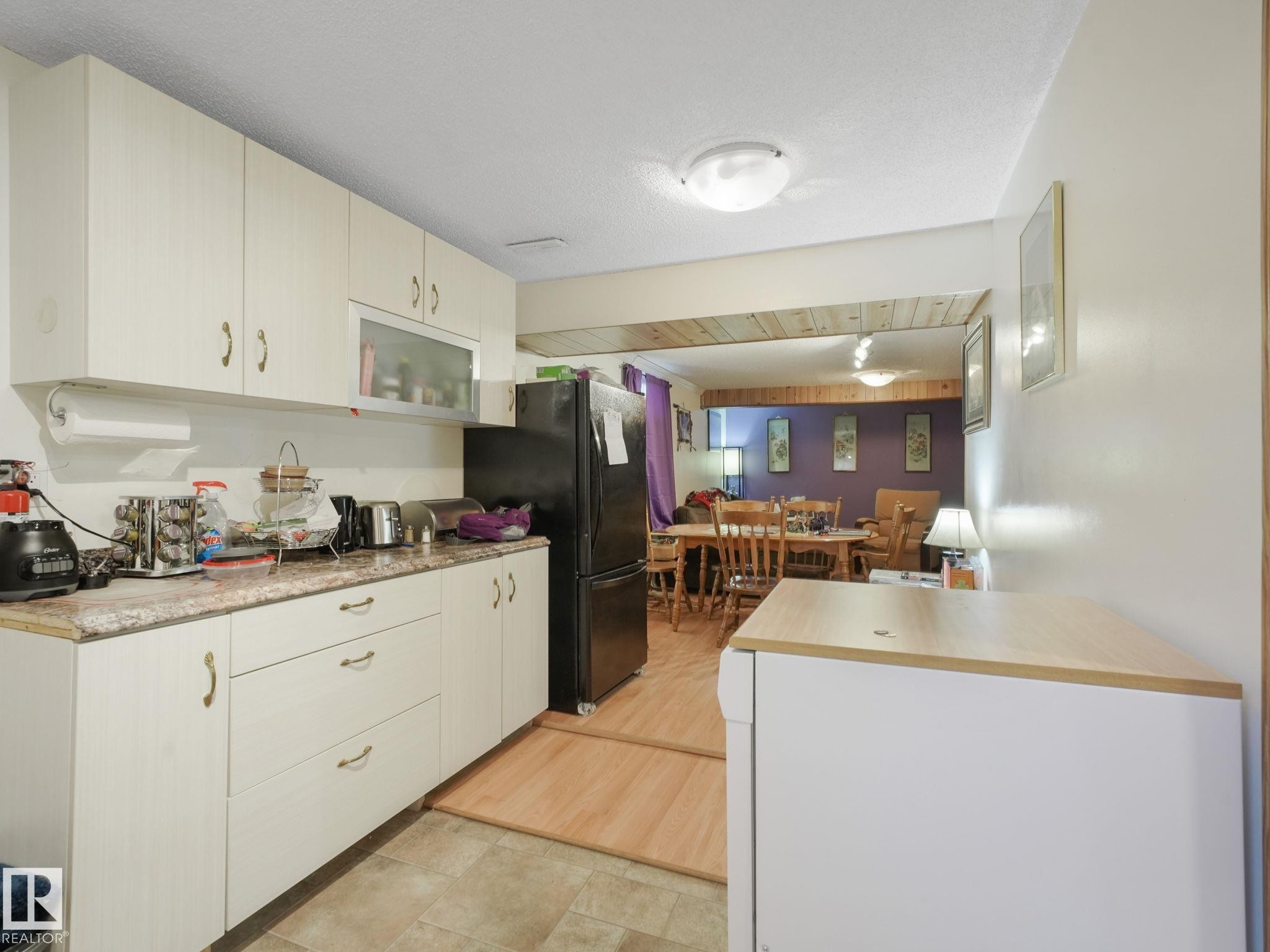 7120 39 Avenue, Edmonton, AB - Indoor Photo Showing Kitchen