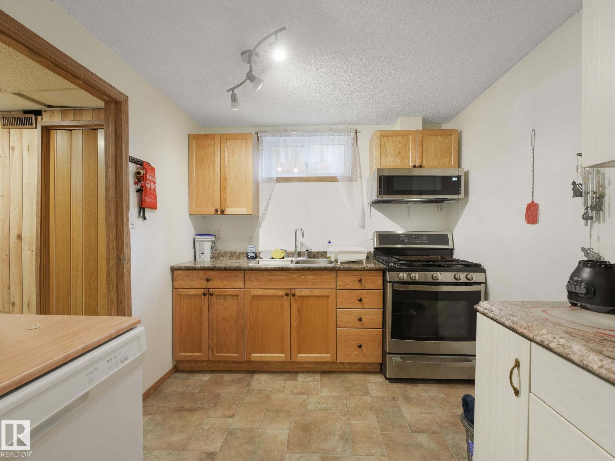 7120 39 Avenue, Edmonton, AB - Indoor Photo Showing Kitchen