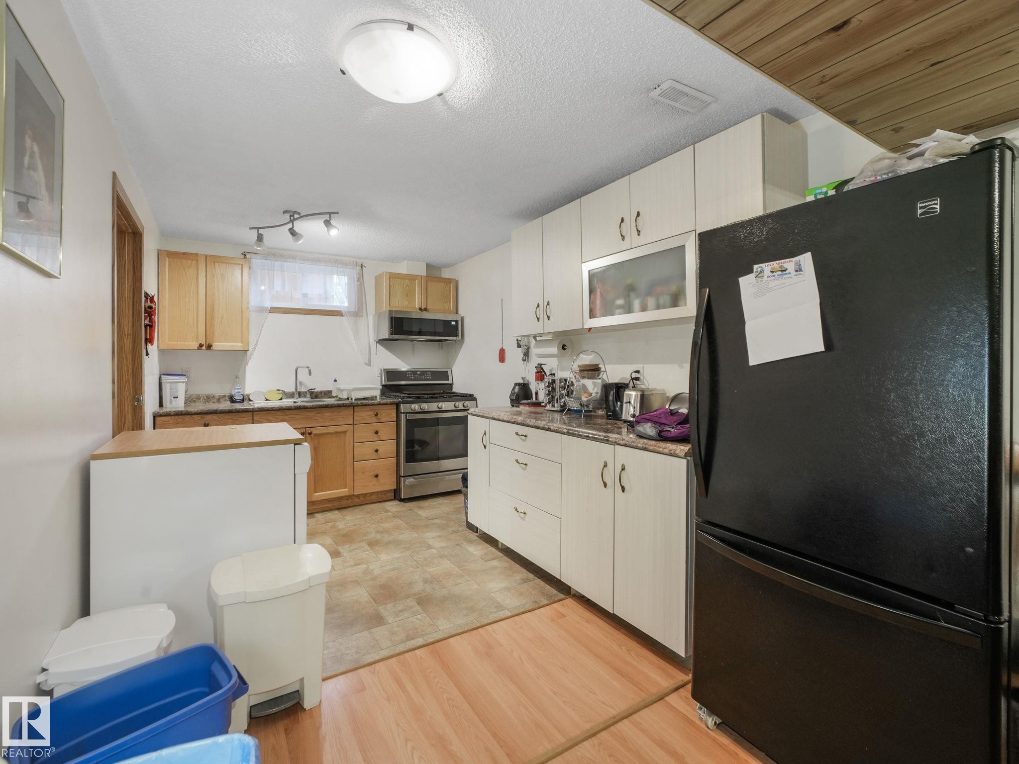 7120 39 Avenue, Edmonton, AB - Indoor Photo Showing Kitchen