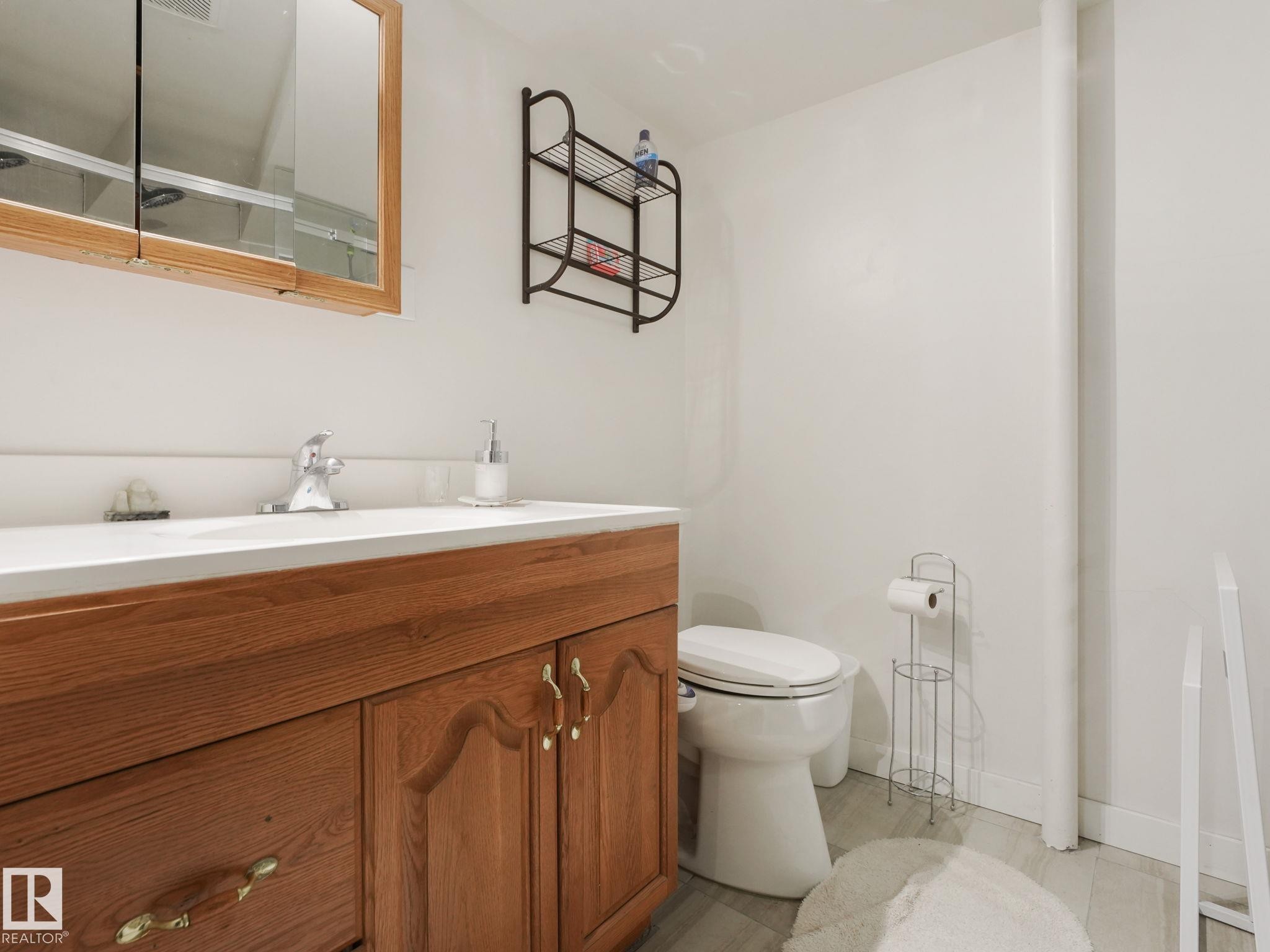 7120 39 Avenue, Edmonton, AB - Indoor Photo Showing Bathroom