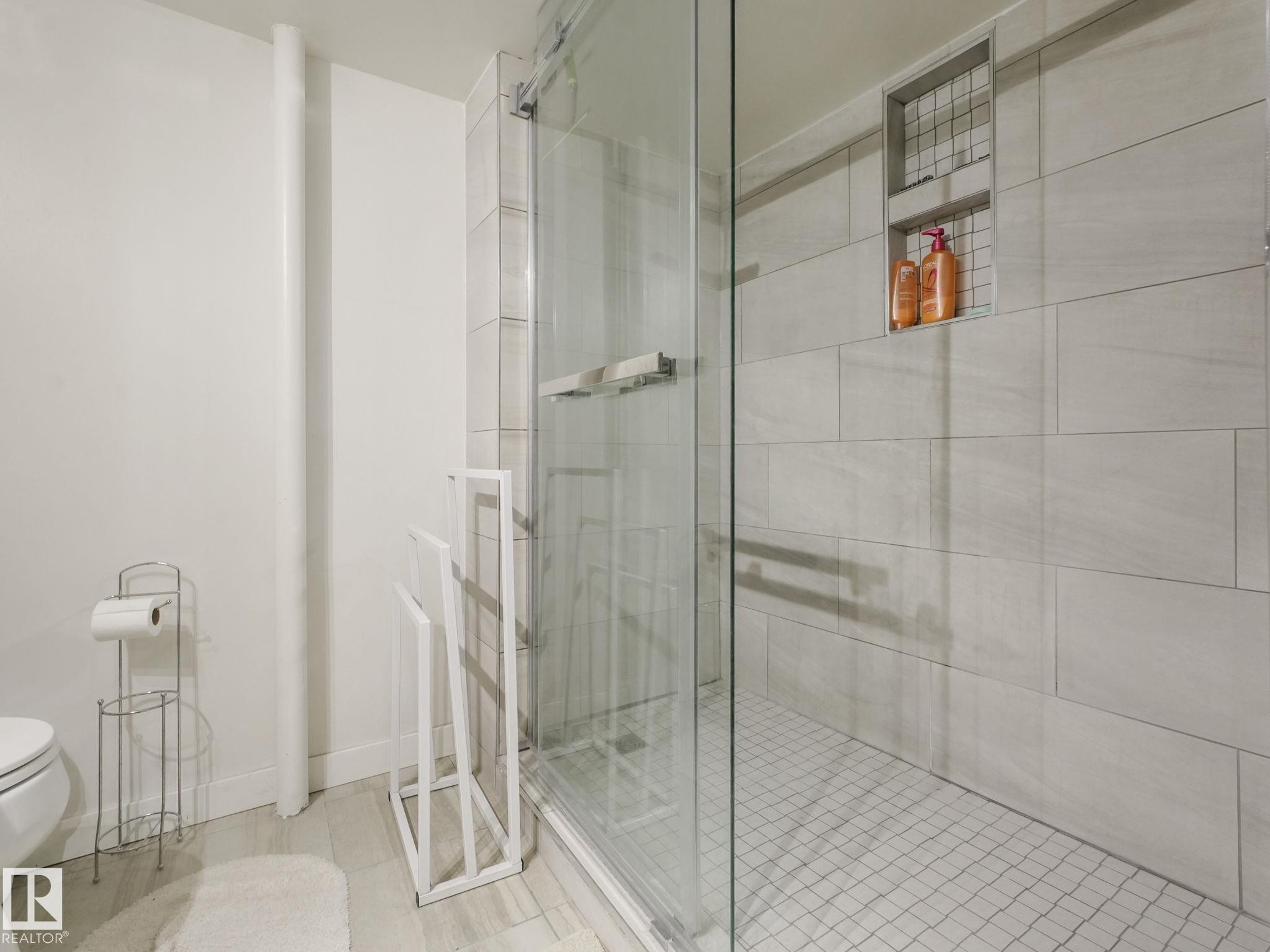 7120 39 Avenue, Edmonton, AB - Indoor Photo Showing Bathroom