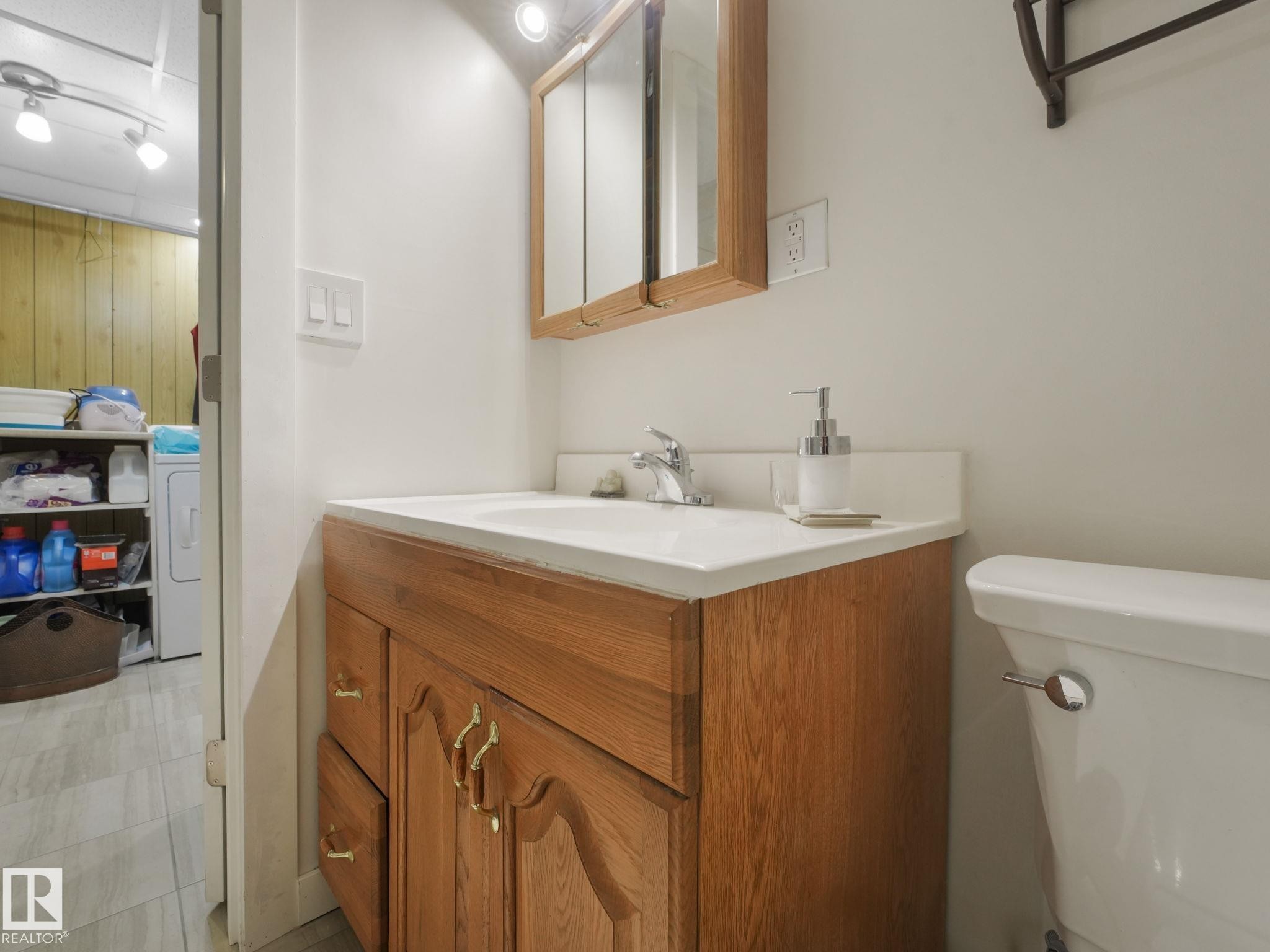 7120 39 Avenue, Edmonton, AB - Indoor Photo Showing Bathroom