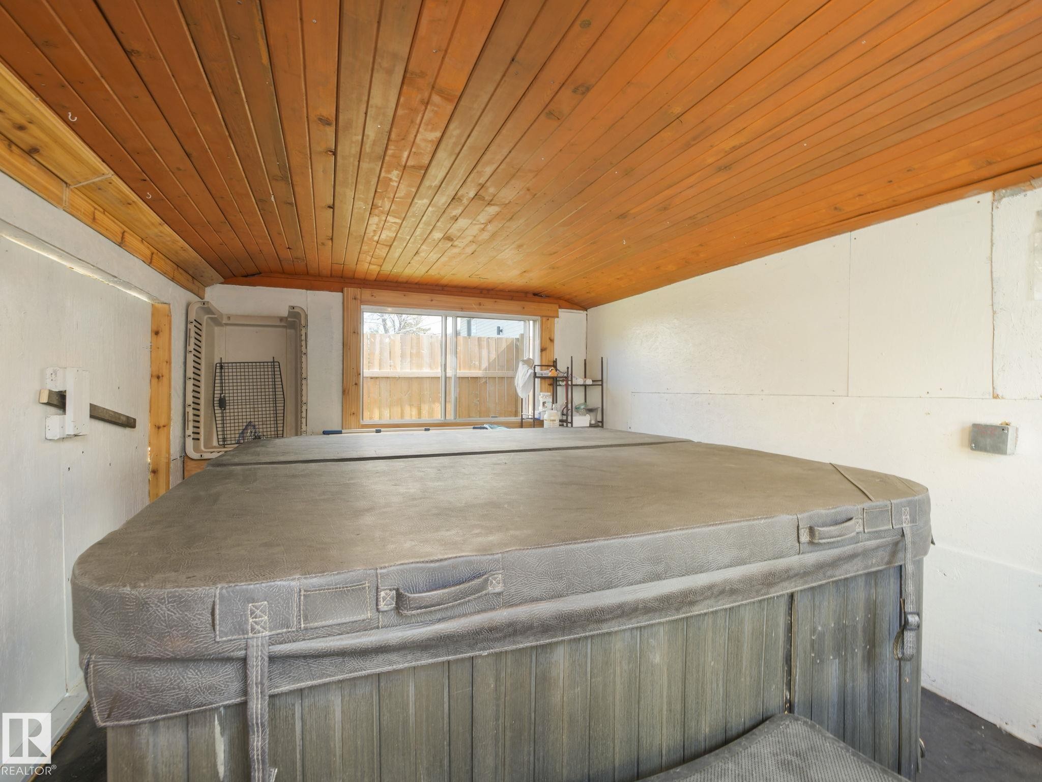 7120 39 Avenue, Edmonton, AB - Indoor Photo Showing Other Room