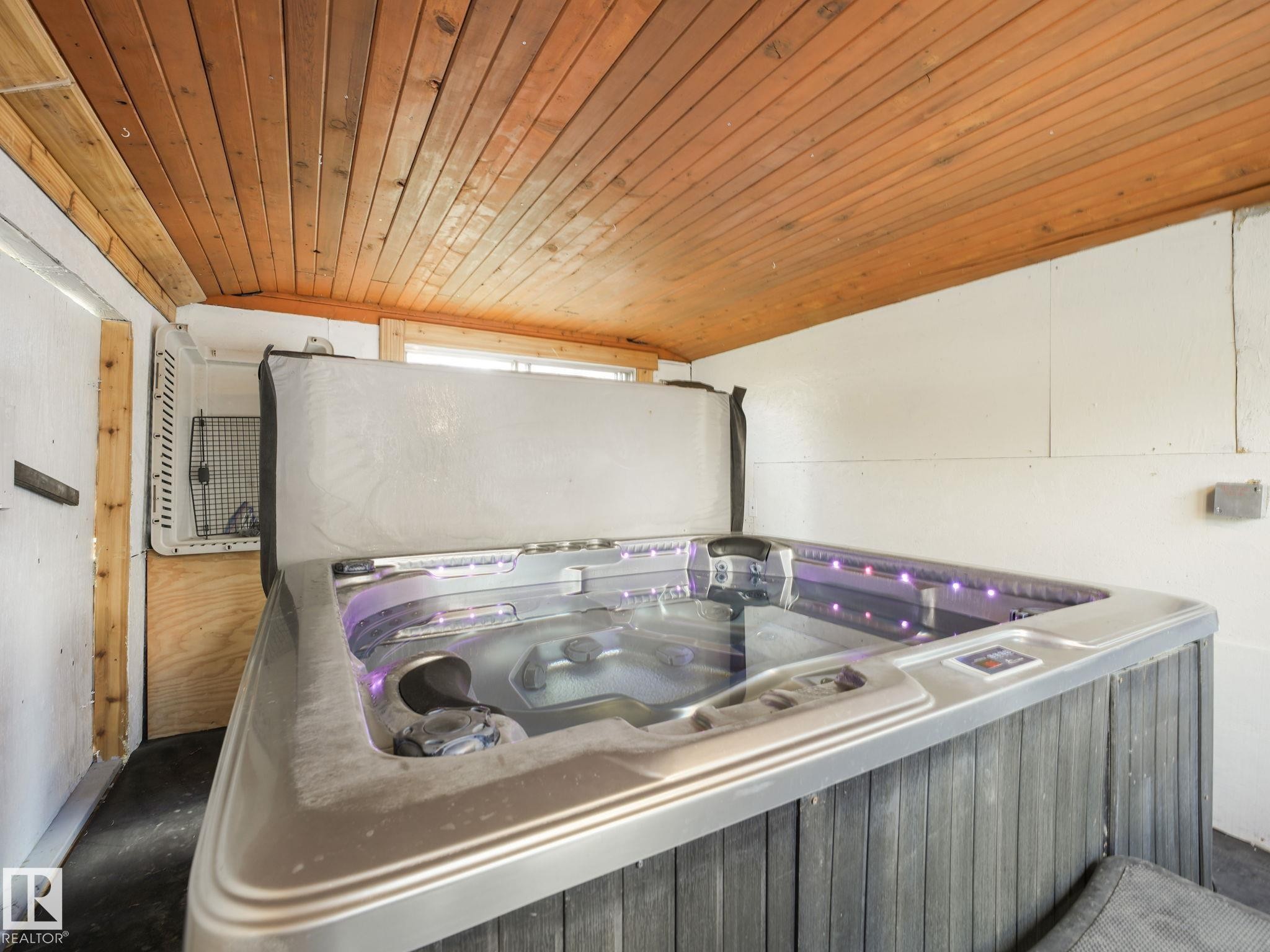 7120 39 Avenue, Edmonton, AB - Indoor Photo Showing Laundry Room