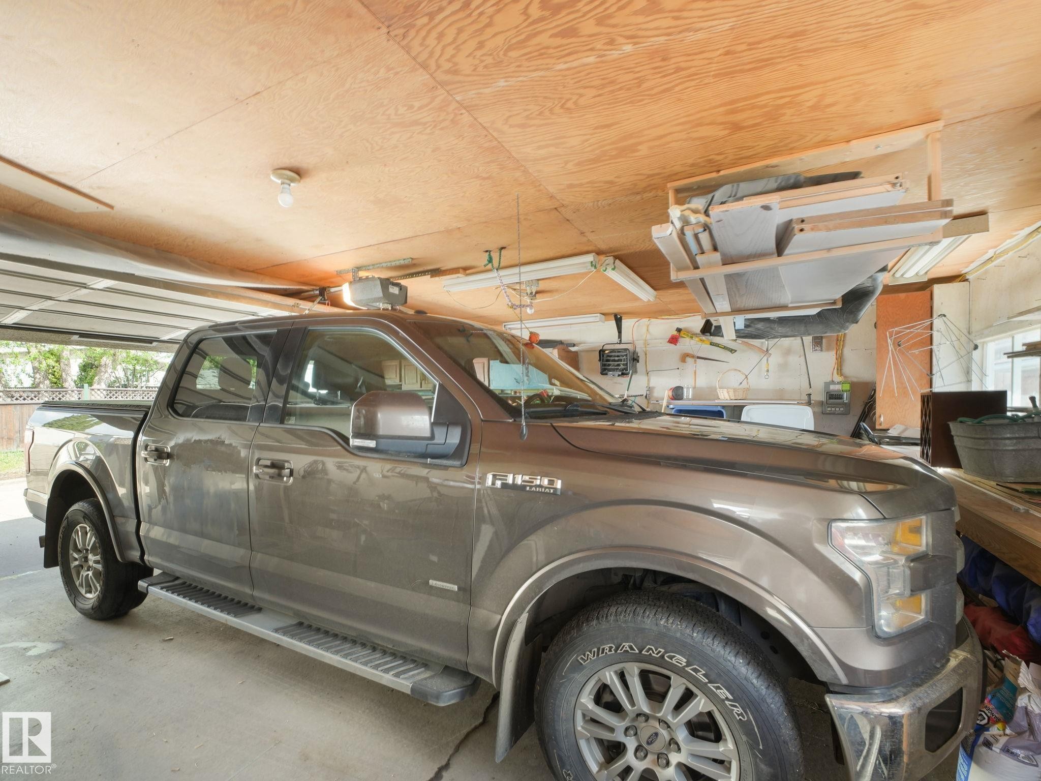 7120 39 Avenue, Edmonton, AB - Indoor Photo Showing Garage