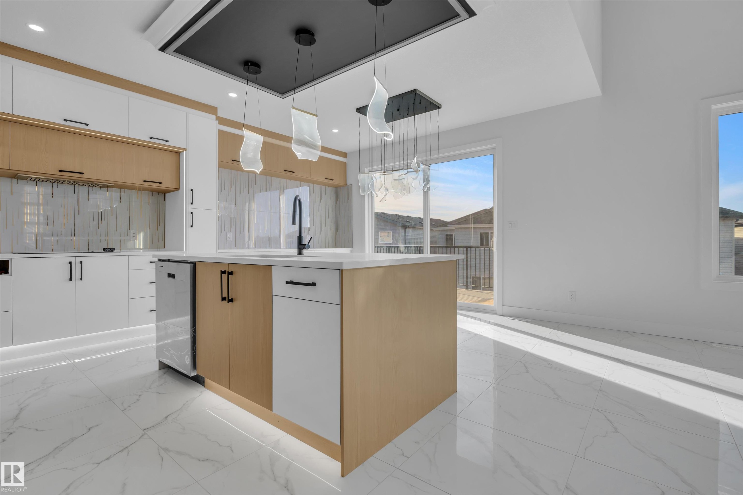 415 Pine Point(E), Leduc, AB - Indoor Photo Showing Kitchen