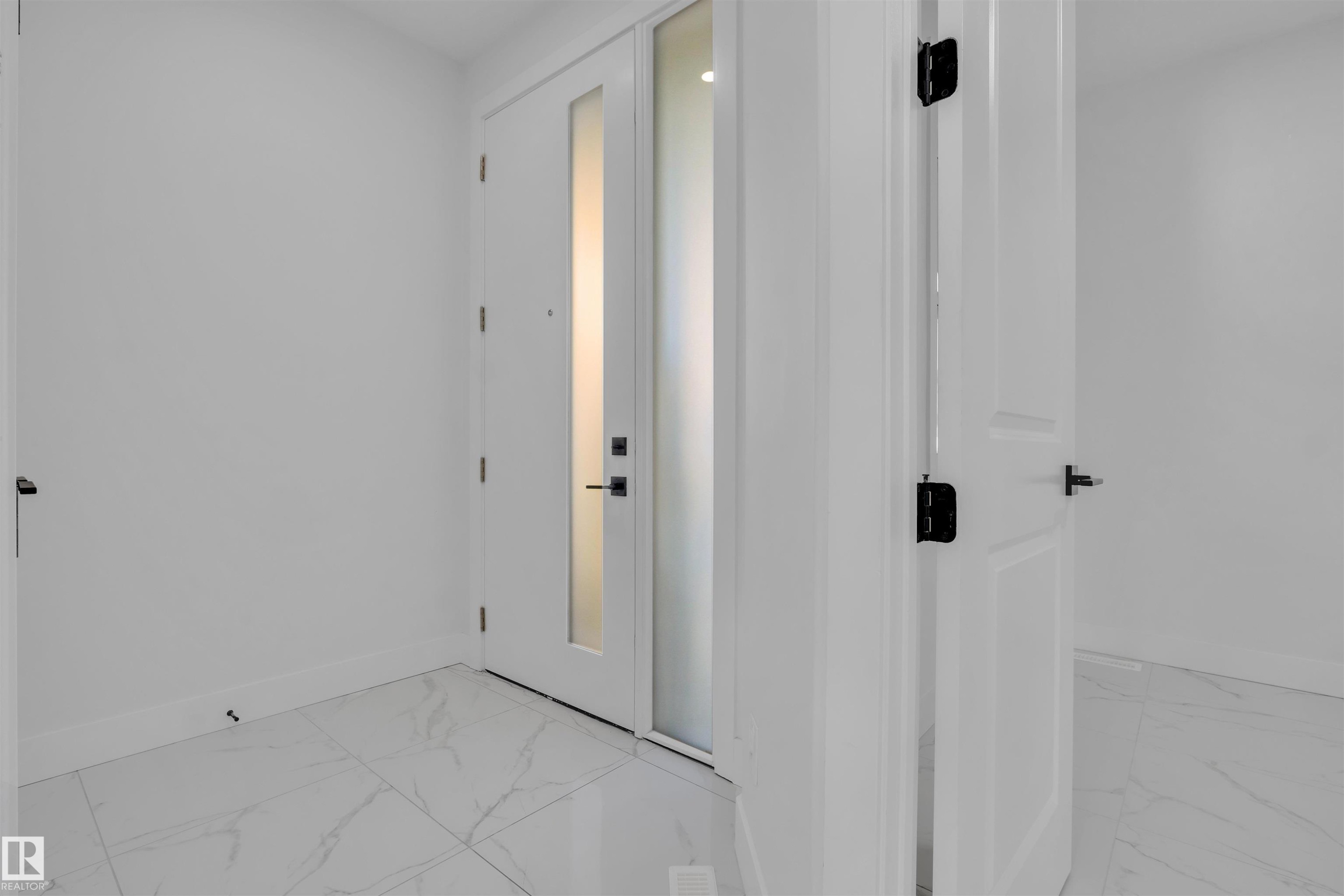 415 Pine Point(E), Leduc, AB - Indoor Photo Showing Other Room