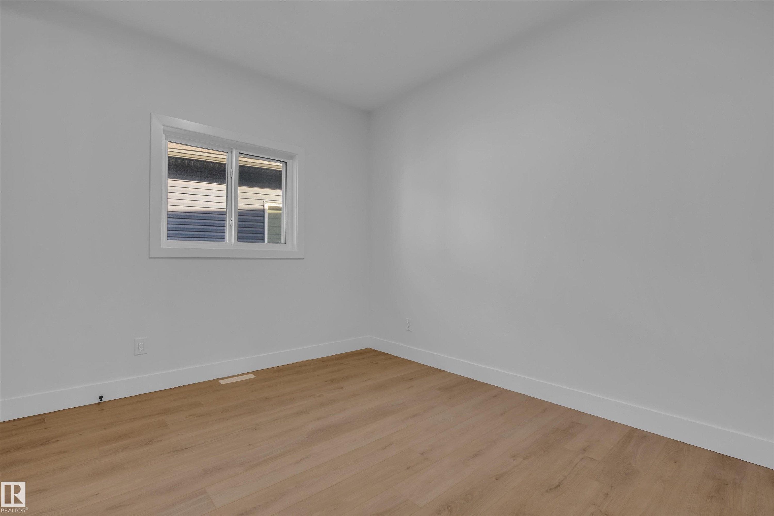 417 Pine Point(E), Leduc, AB - Indoor Photo Showing Other Room