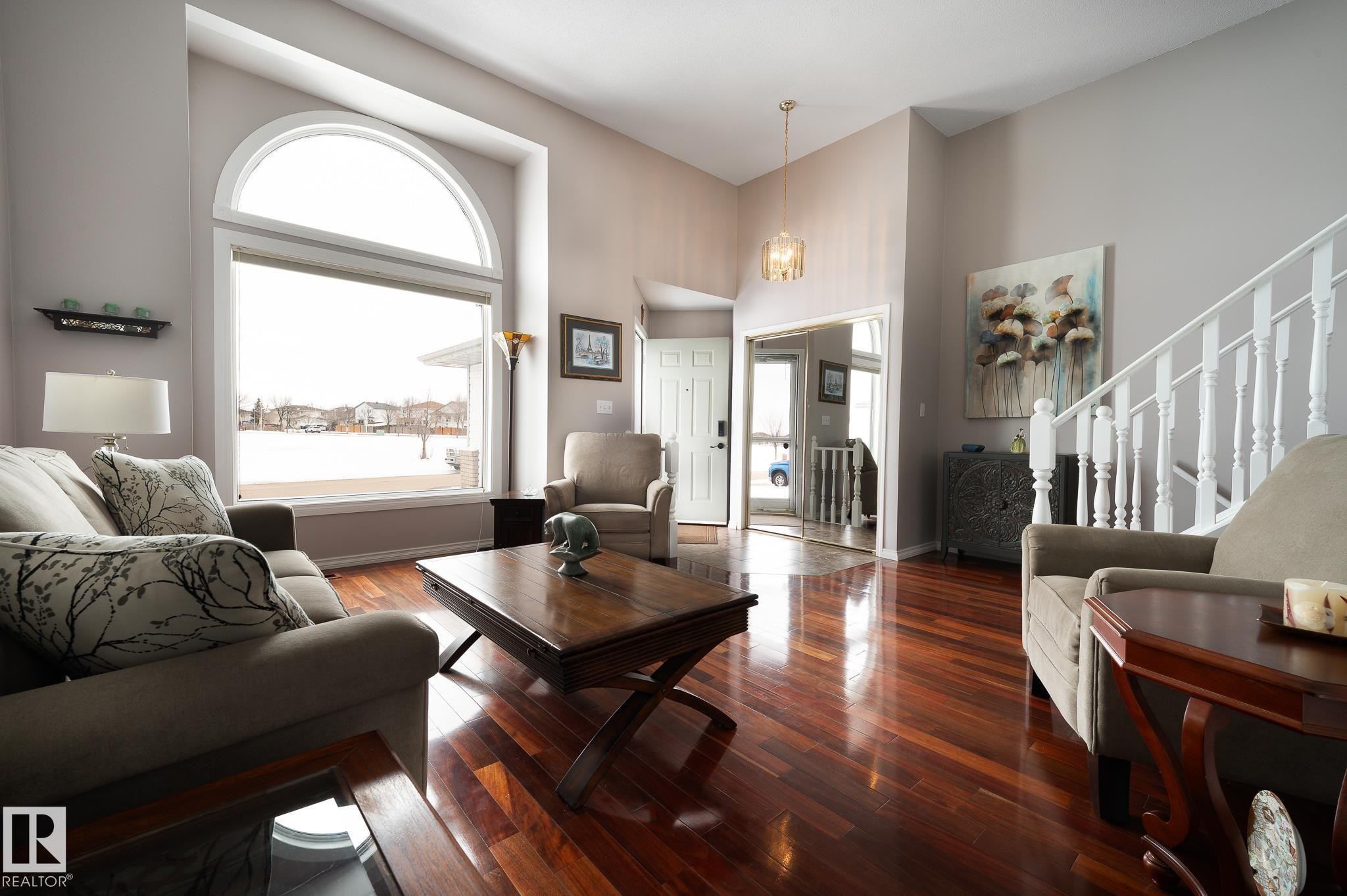 7011 158 Avenue, Edmonton, AB - Indoor Photo Showing Living Room