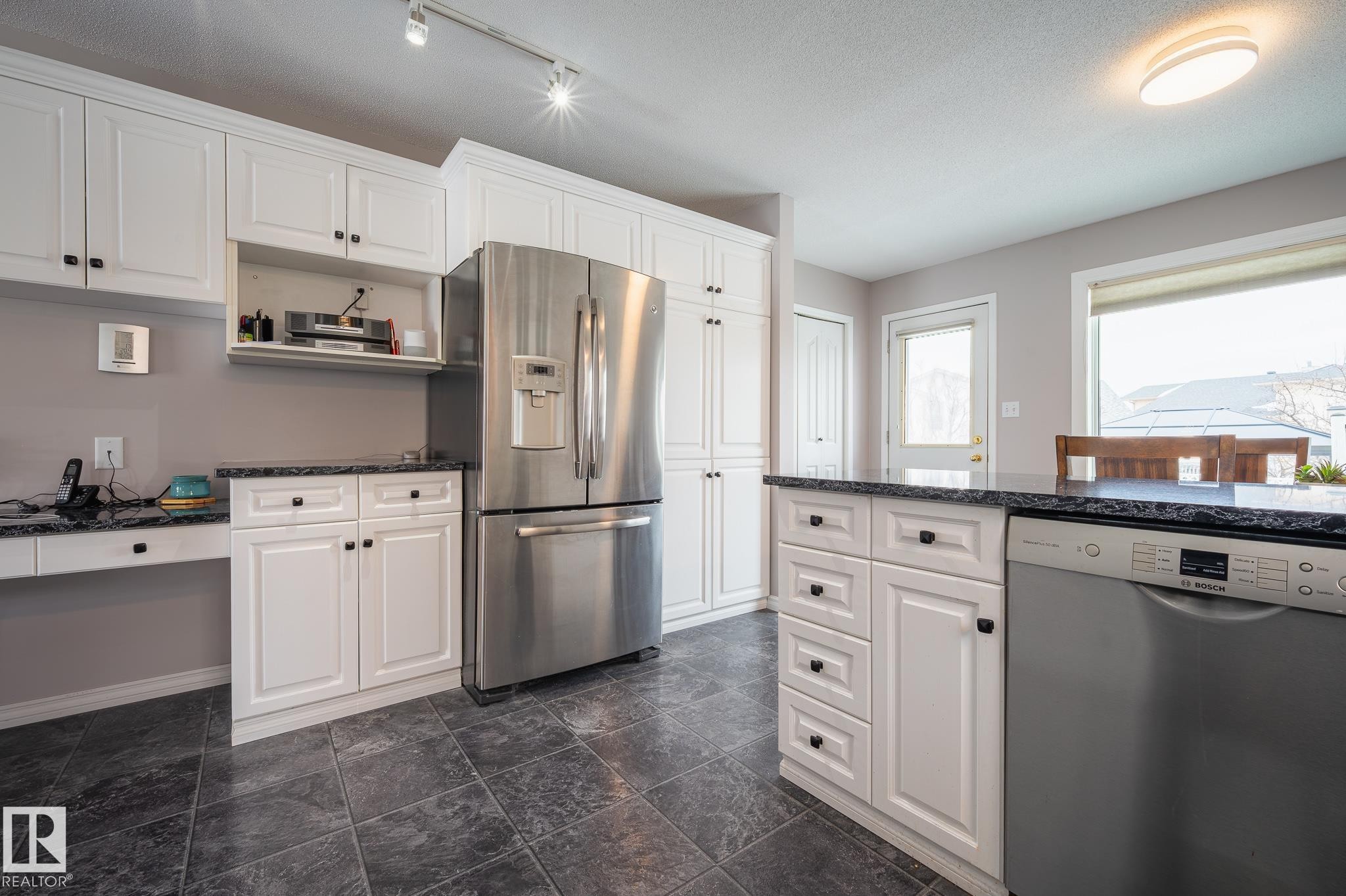 7011 158 Avenue, Edmonton, AB - Indoor Photo Showing Kitchen